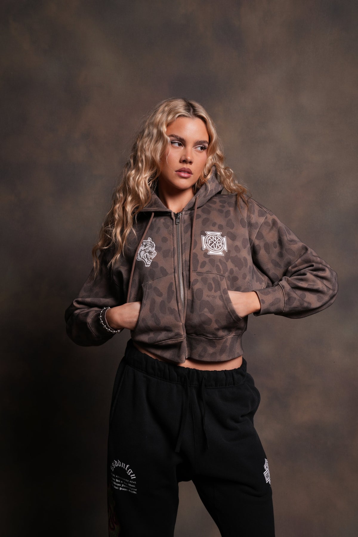 Wolf Iron Cross "Sage" Cropped Zip Hoodie in Celeritas Morte - imagem 2