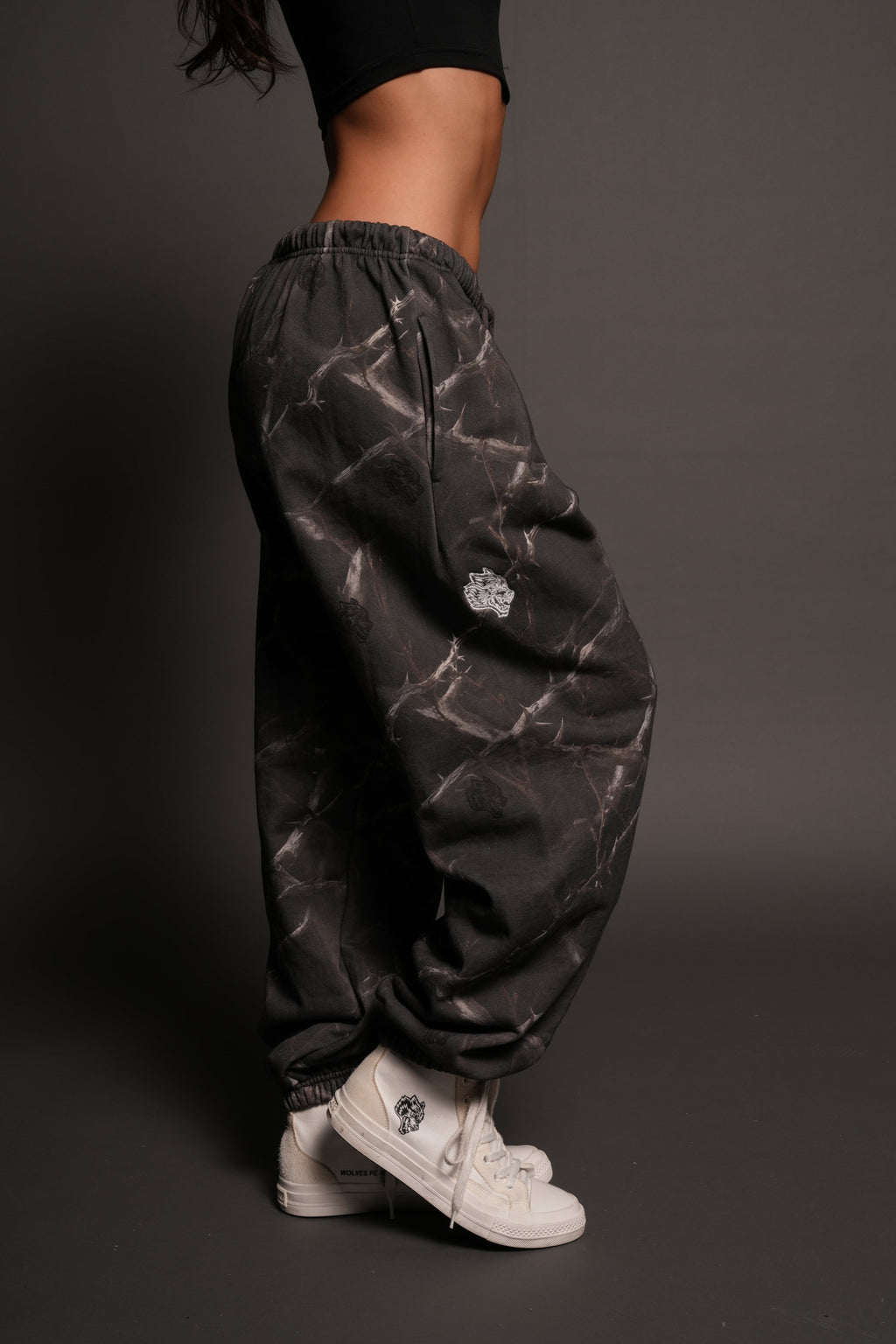 Dual Wolf Lightweight Lounger Sweat Pants In Darc Thorns