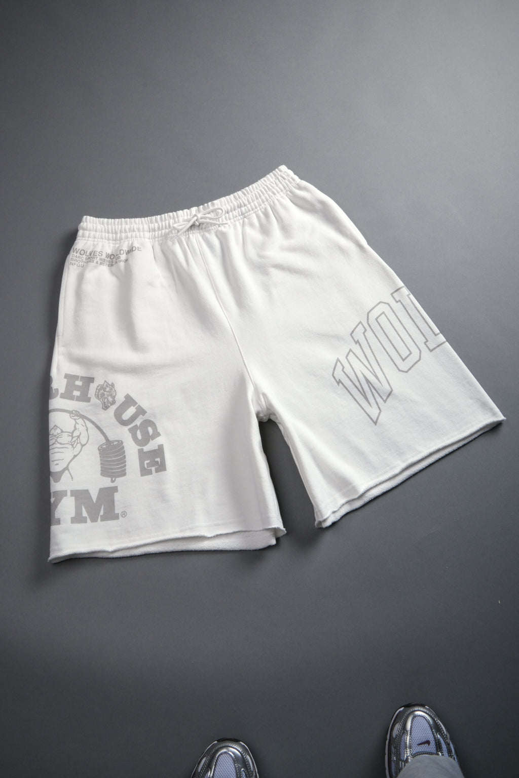Powerhouse of the Wolves Grunge Brock Sweat Shorts in Cream — imagem 6