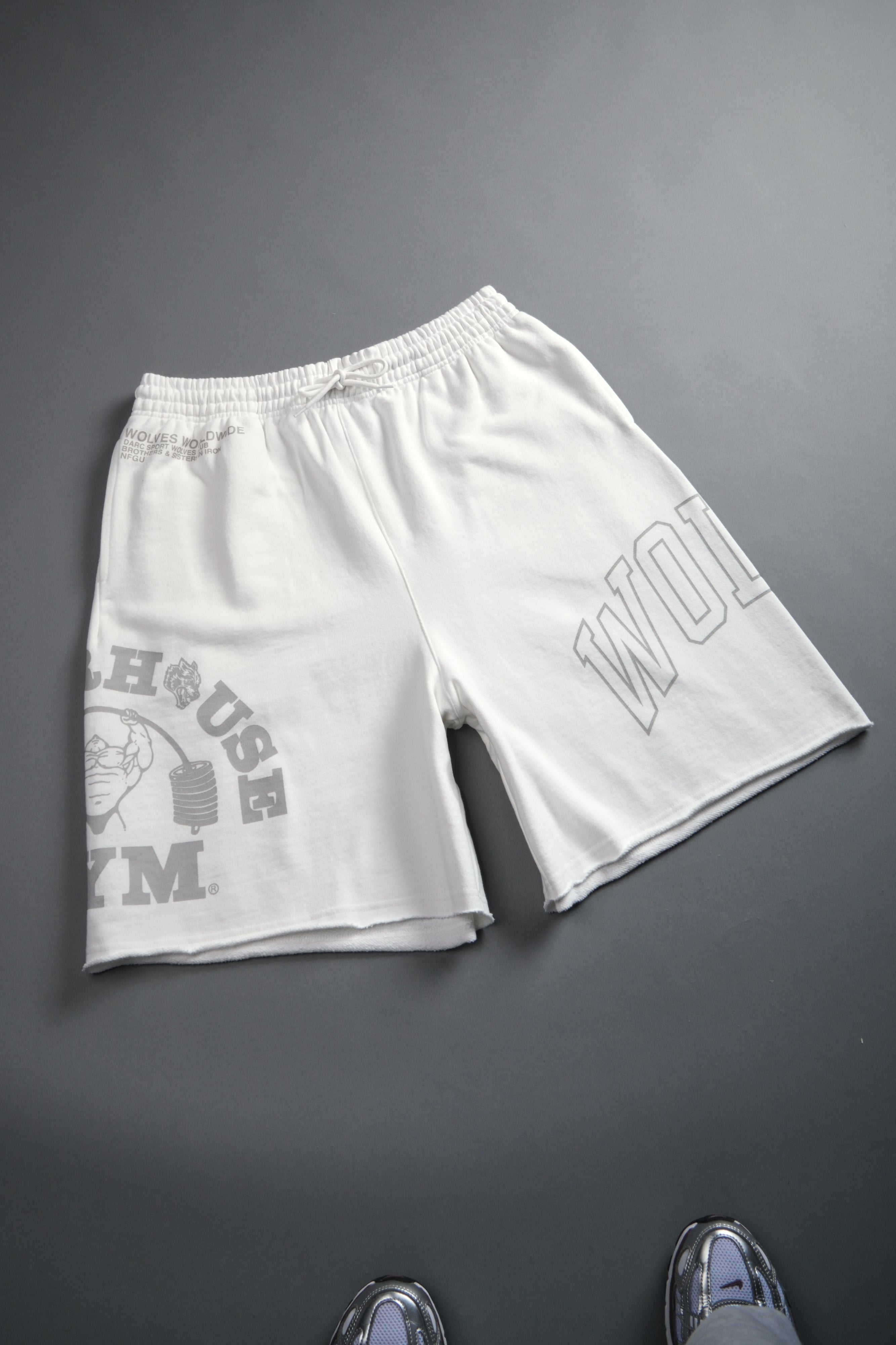 Powerhouse of the Wolves Grunge Brock Sweat Shorts in Cream — imagem 6