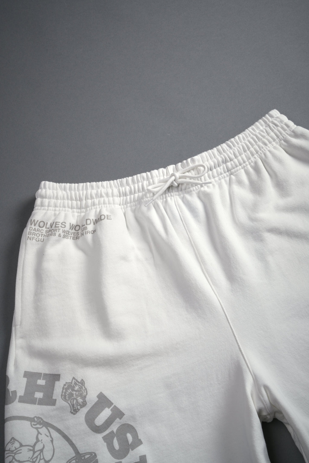 Powerhouse of the Wolves Grunge Brock Sweat Shorts in Cream — imagem 7