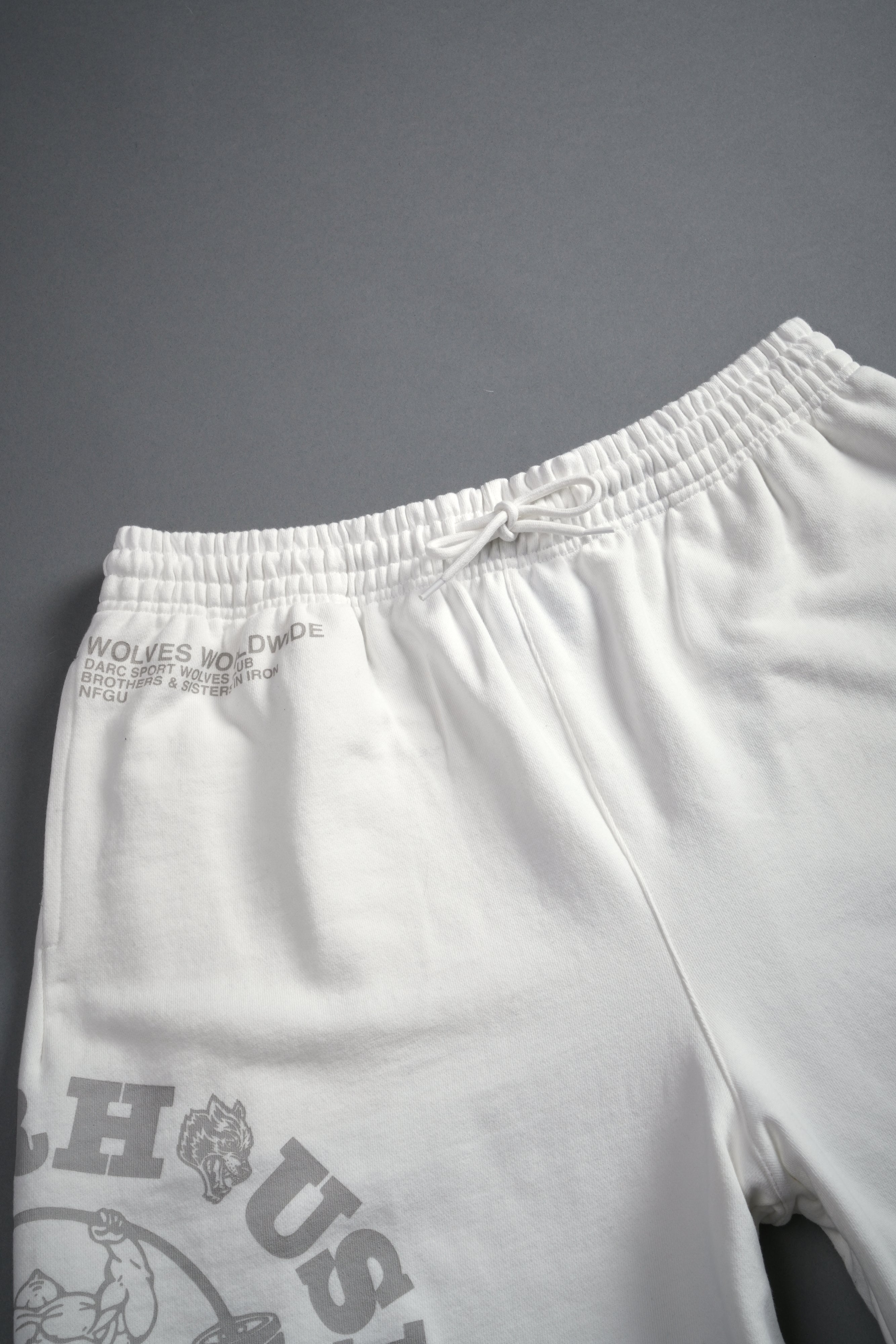 Powerhouse of the Wolves Grunge Brock Sweat Shorts in Cream — imagem 7