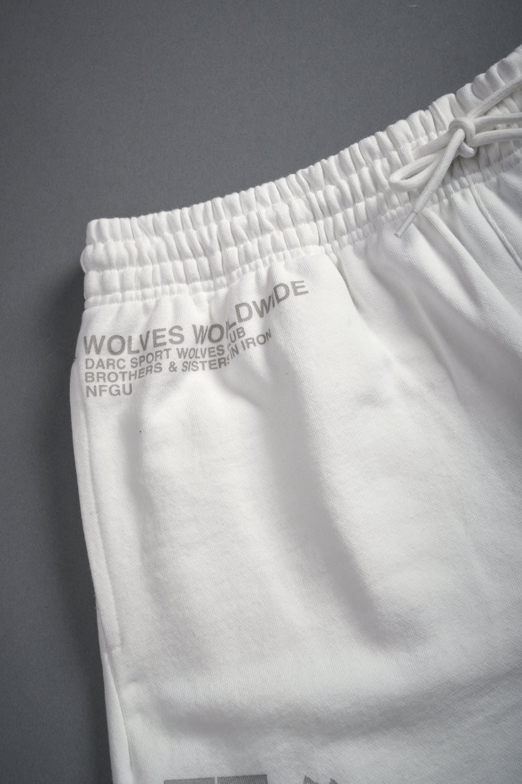 Powerhouse of the Wolves Grunge Brock Sweat Shorts in Cream — imagem 8