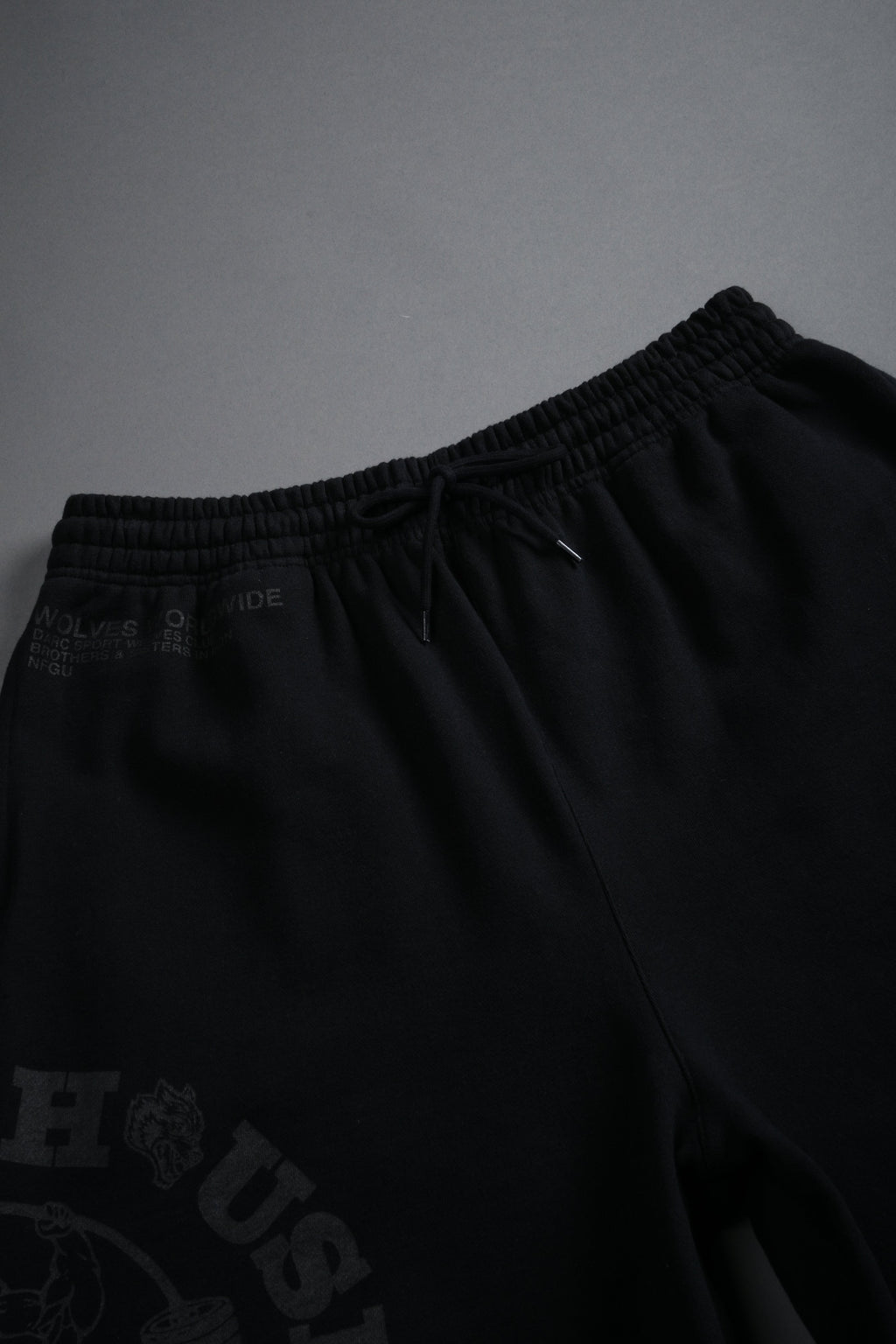 Powerhouse of the Wolves Grunge Brock Sweat Shorts in Black — imagem 7