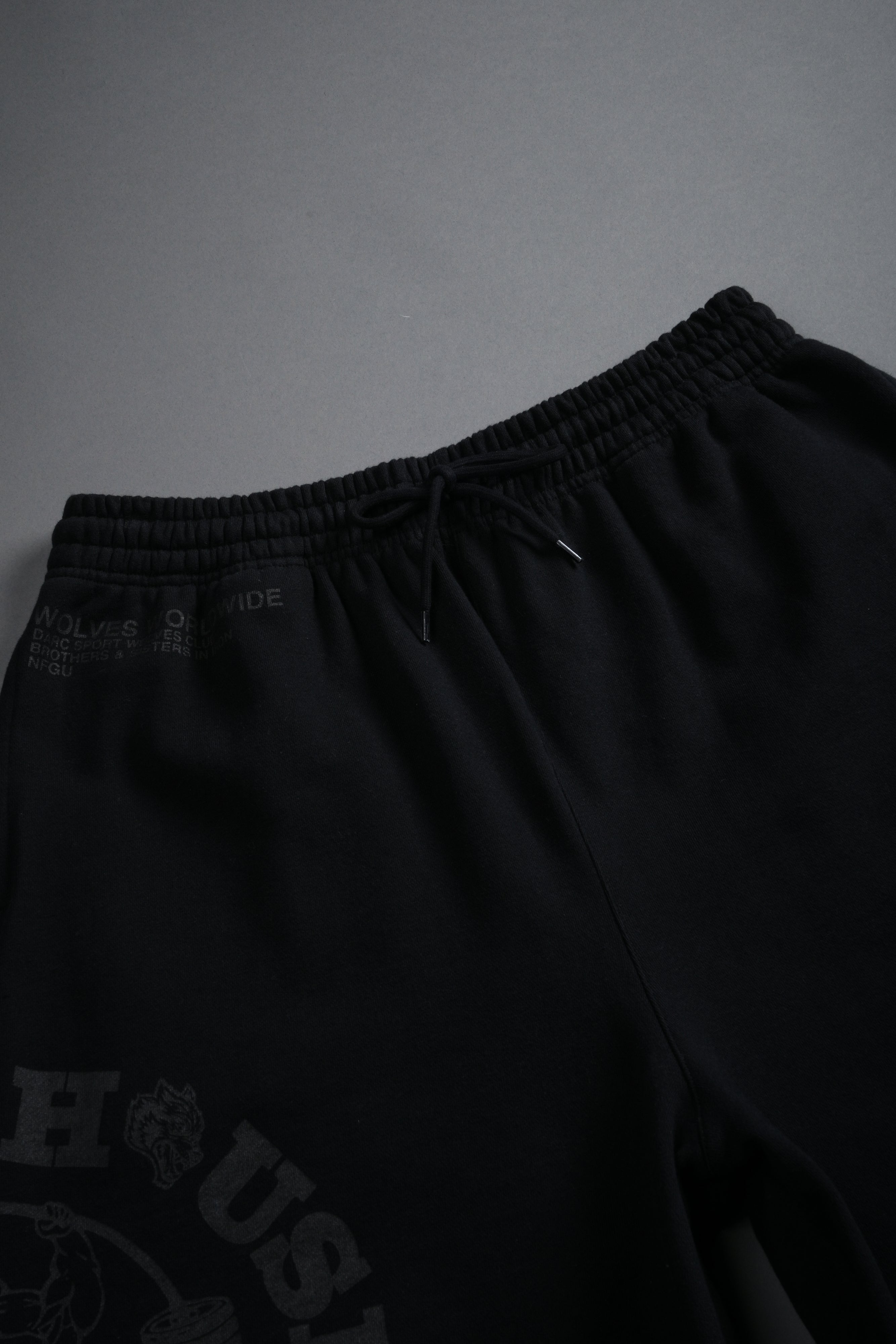 Powerhouse of the Wolves Grunge Brock Sweat Shorts in Black — imagem 7