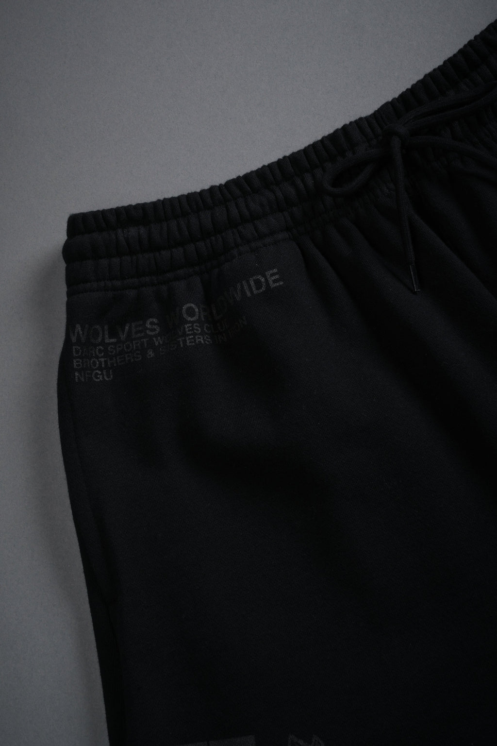 Powerhouse of the Wolves Grunge Brock Sweat Shorts in Black — imagem 8