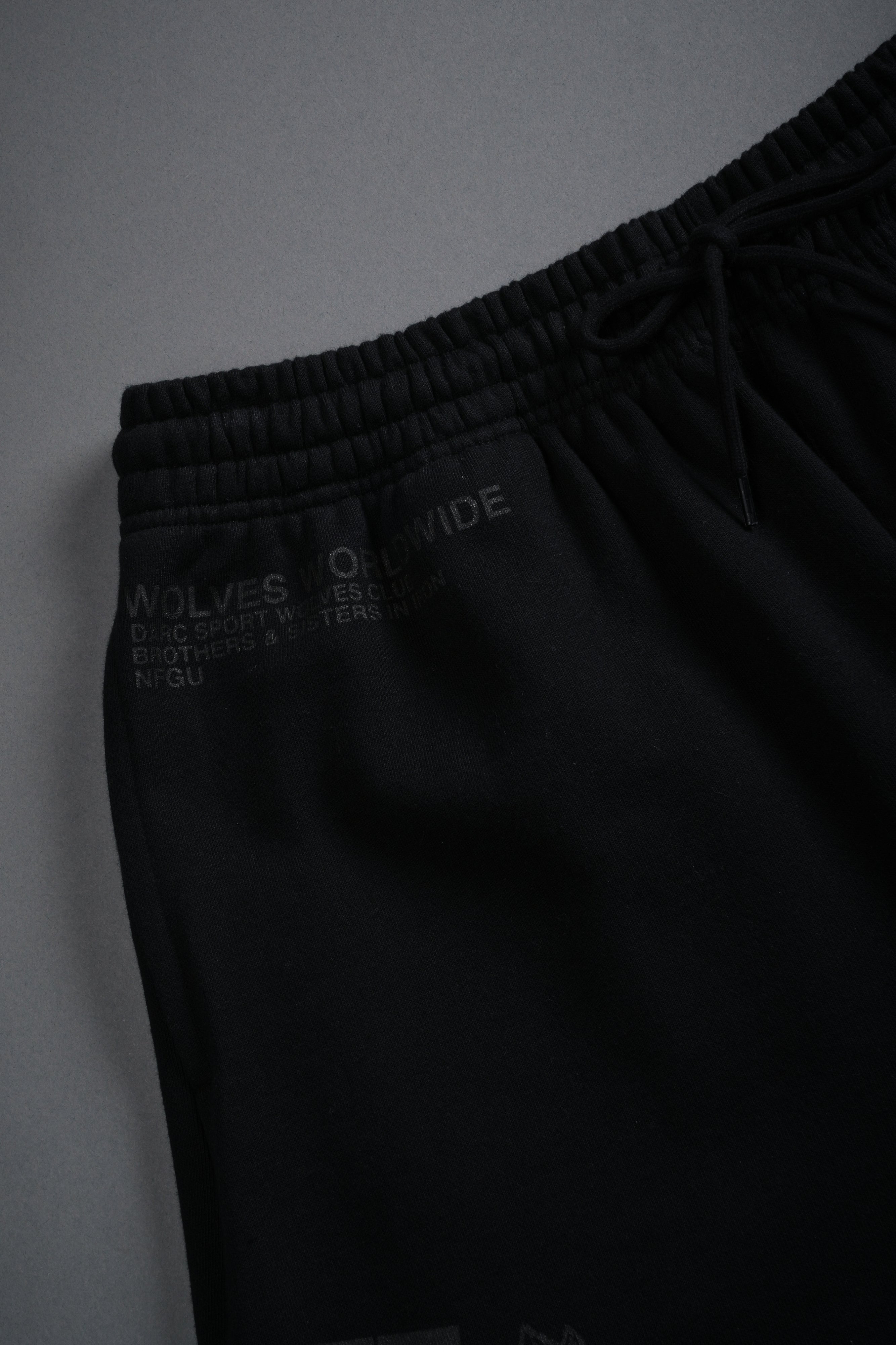 Powerhouse of the Wolves Grunge Brock Sweat Shorts in Black — imagem 8