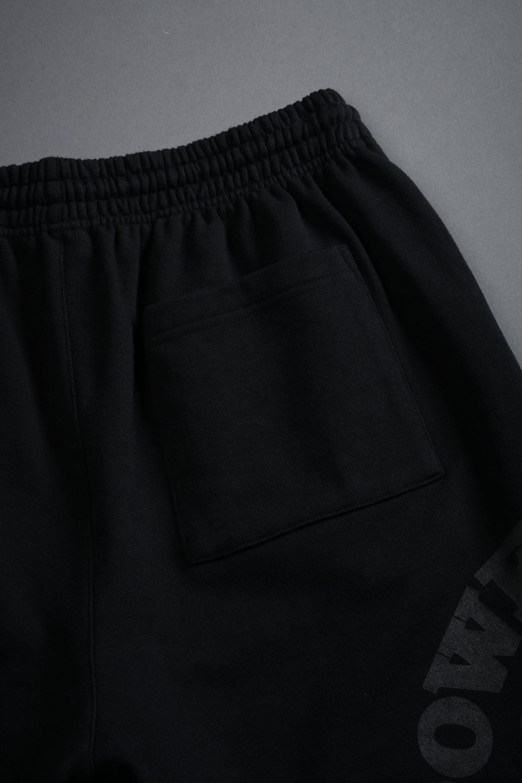 Powerhouse of the Wolves Grunge Brock Sweat Shorts in Black — imagem 9
