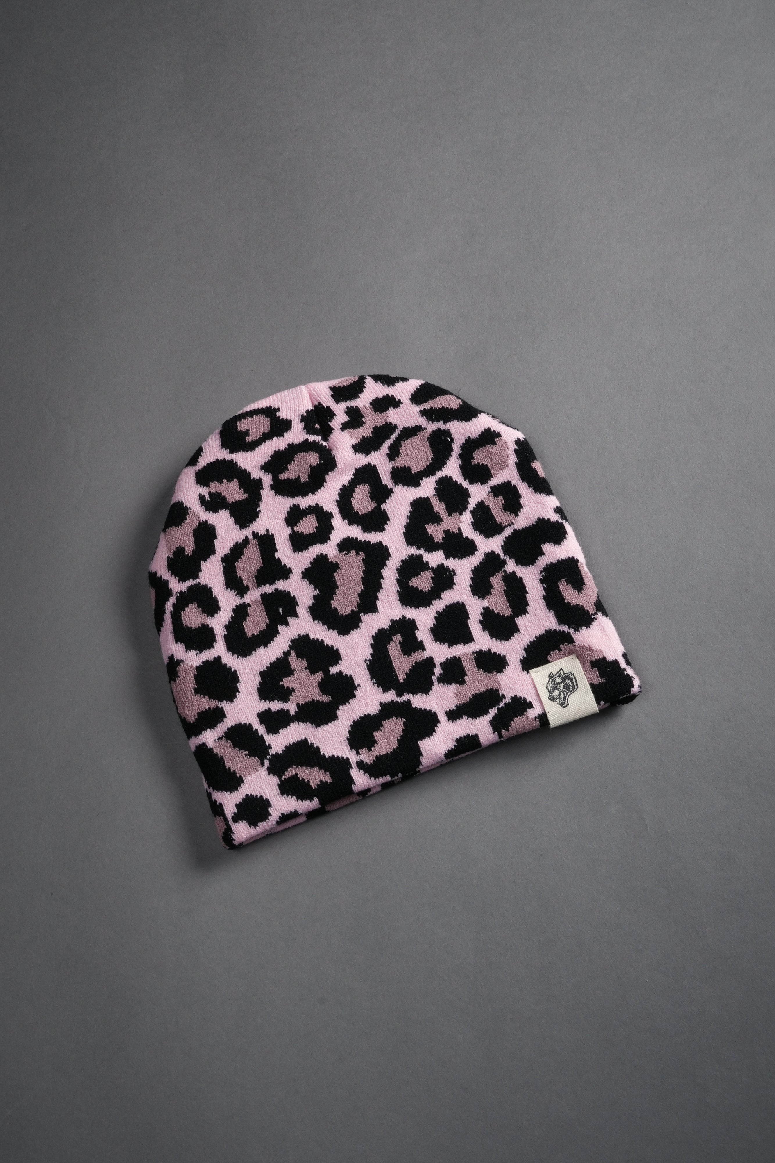 Wolf Patch V2 Cap Beanie in Cloud Pink Leopard — imagem 5