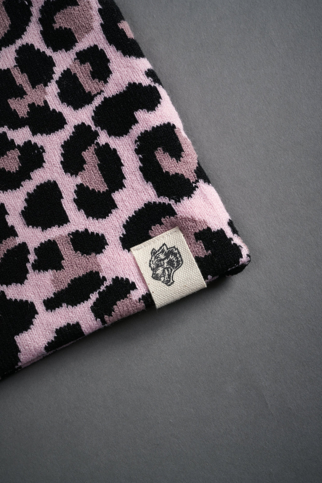 Wolf Patch V2 Cap Beanie in Cloud Pink Leopard — imagem 6