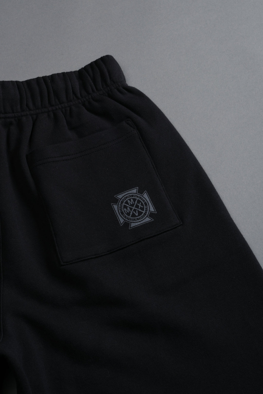 Homage To La Raw Hem Oversized Post Lounge Sweat Shorts in Black — imagem 8