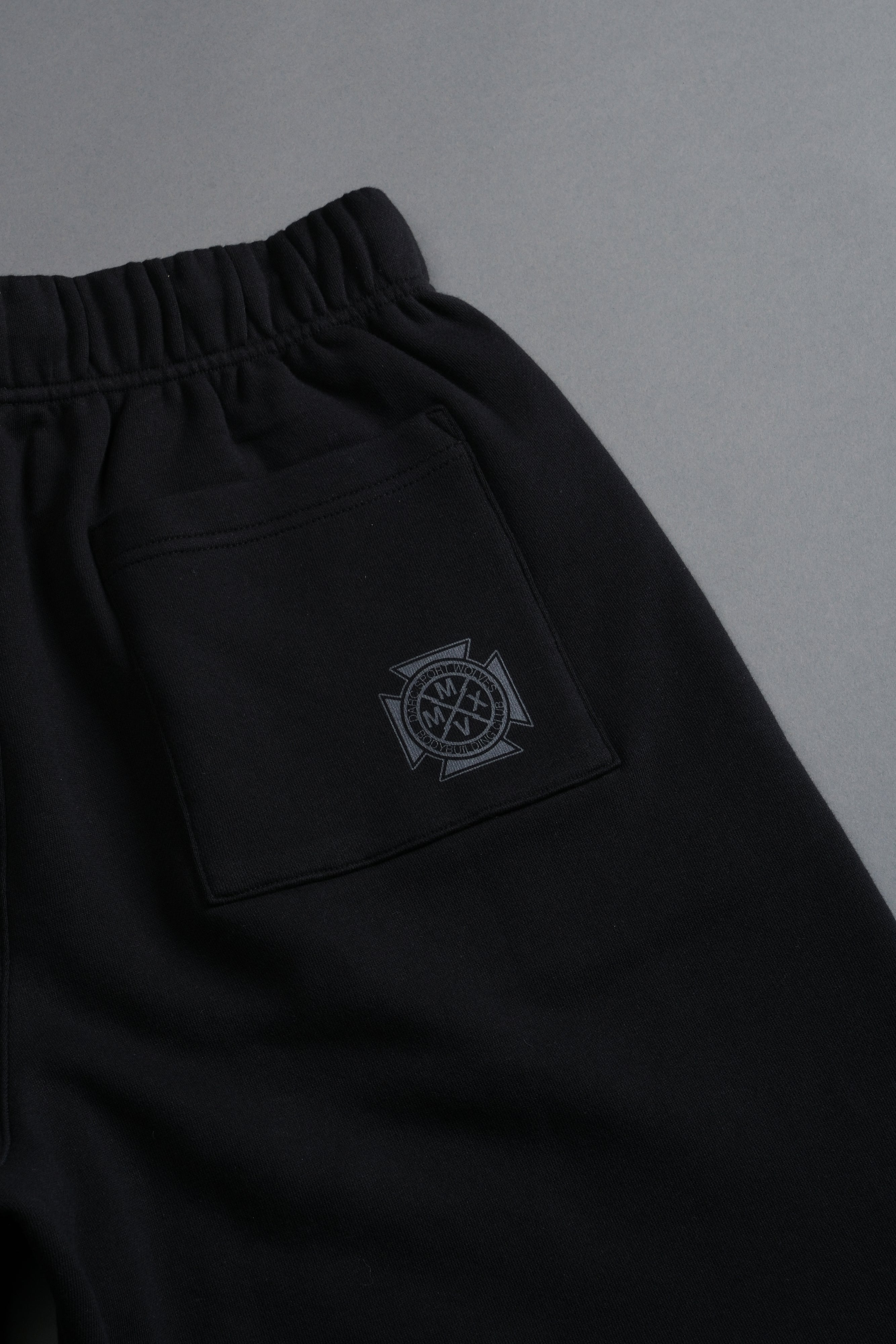 Homage To La Raw Hem Oversized Post Lounge Sweat Shorts in Black — imagem 8