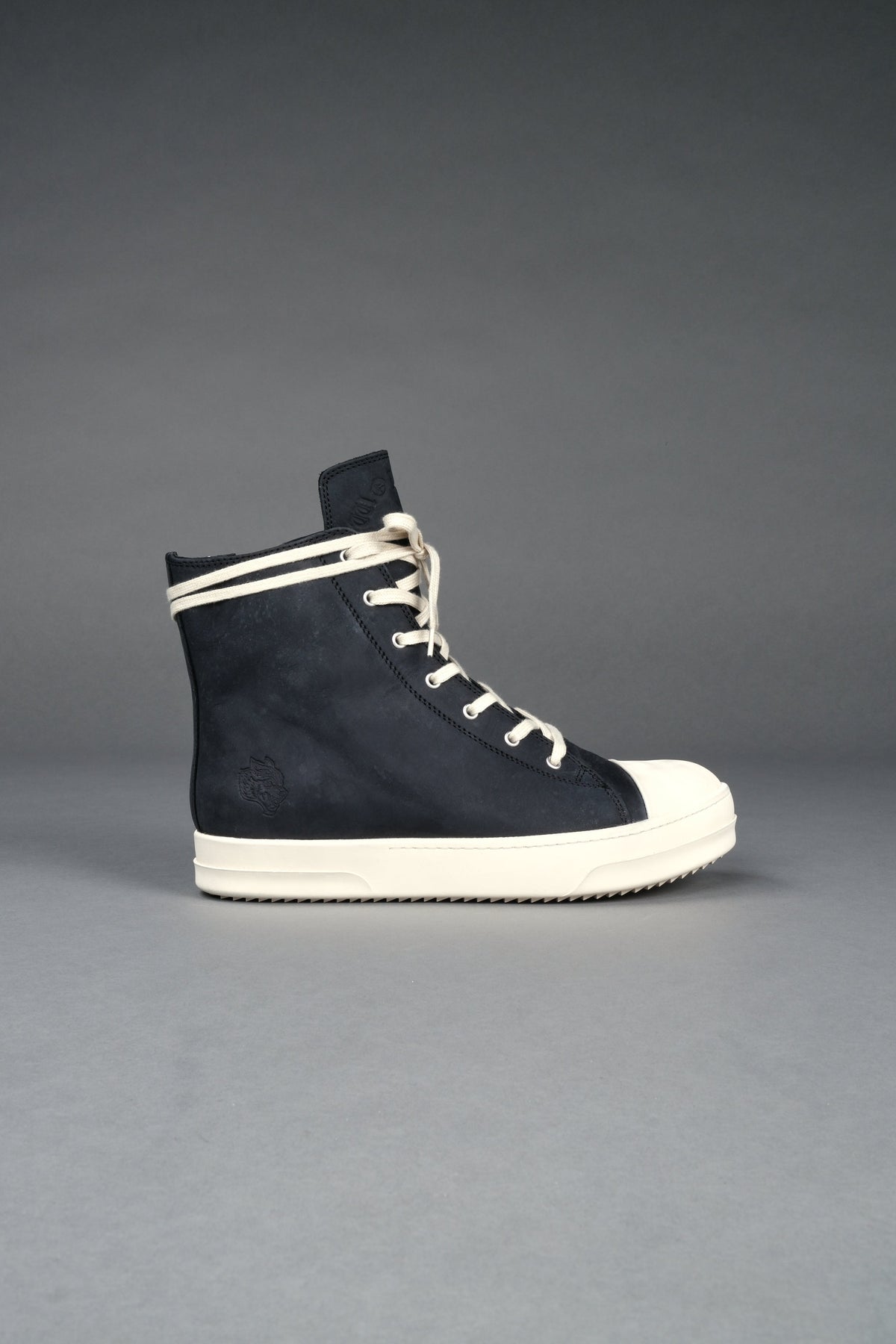 Venice High Top Shoe in Black/Cream - imagem 10