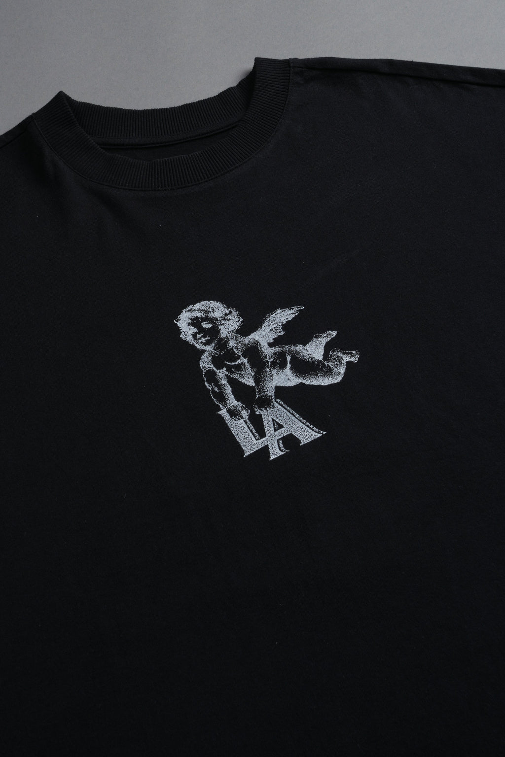 La Cherub Grunge Mid Length Raw Hem Cap Sleeve Tee in Black — imagem 7