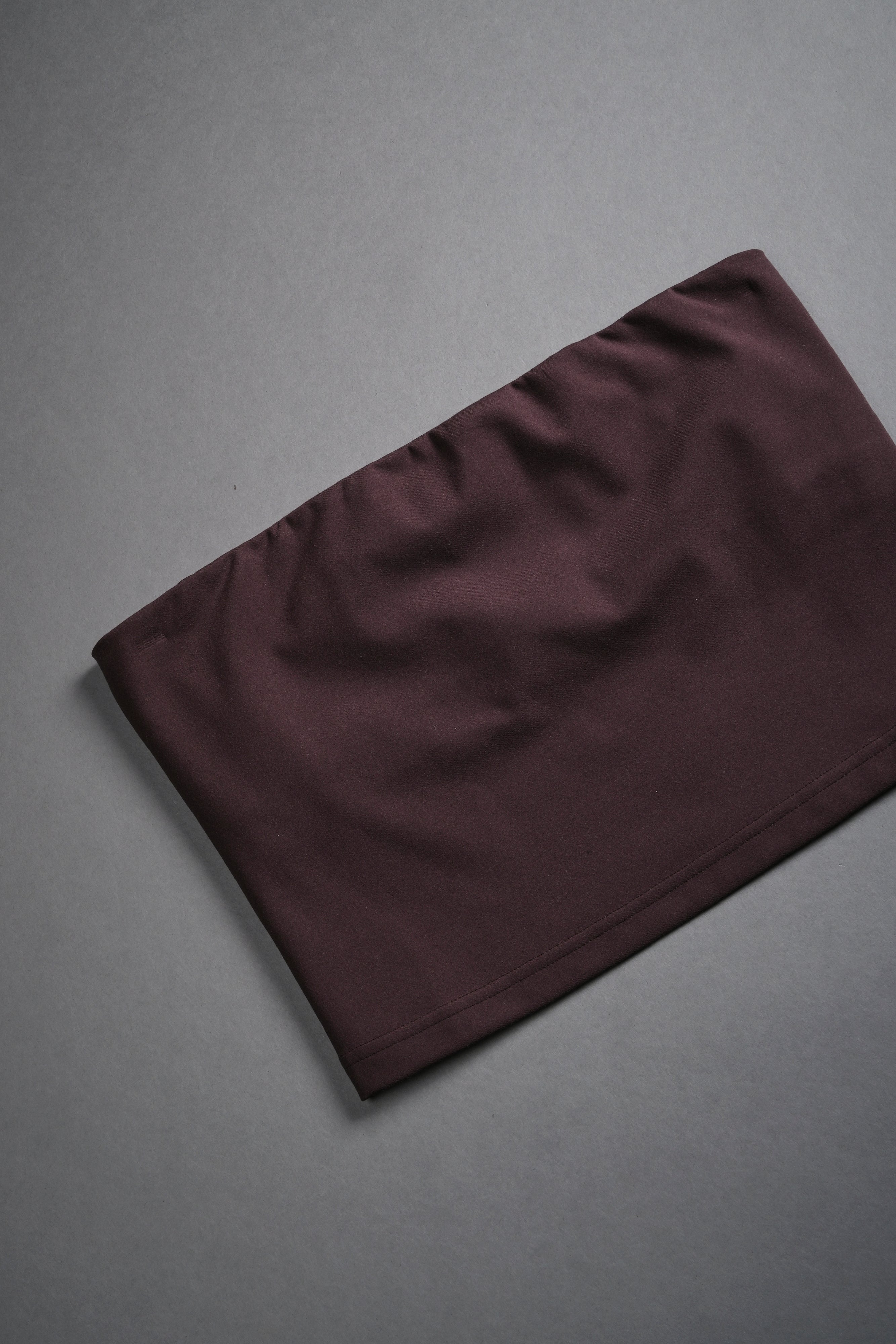 Single Wolf "Nova" Longline Bandeau Top in Darc Garnet — imagem 7
