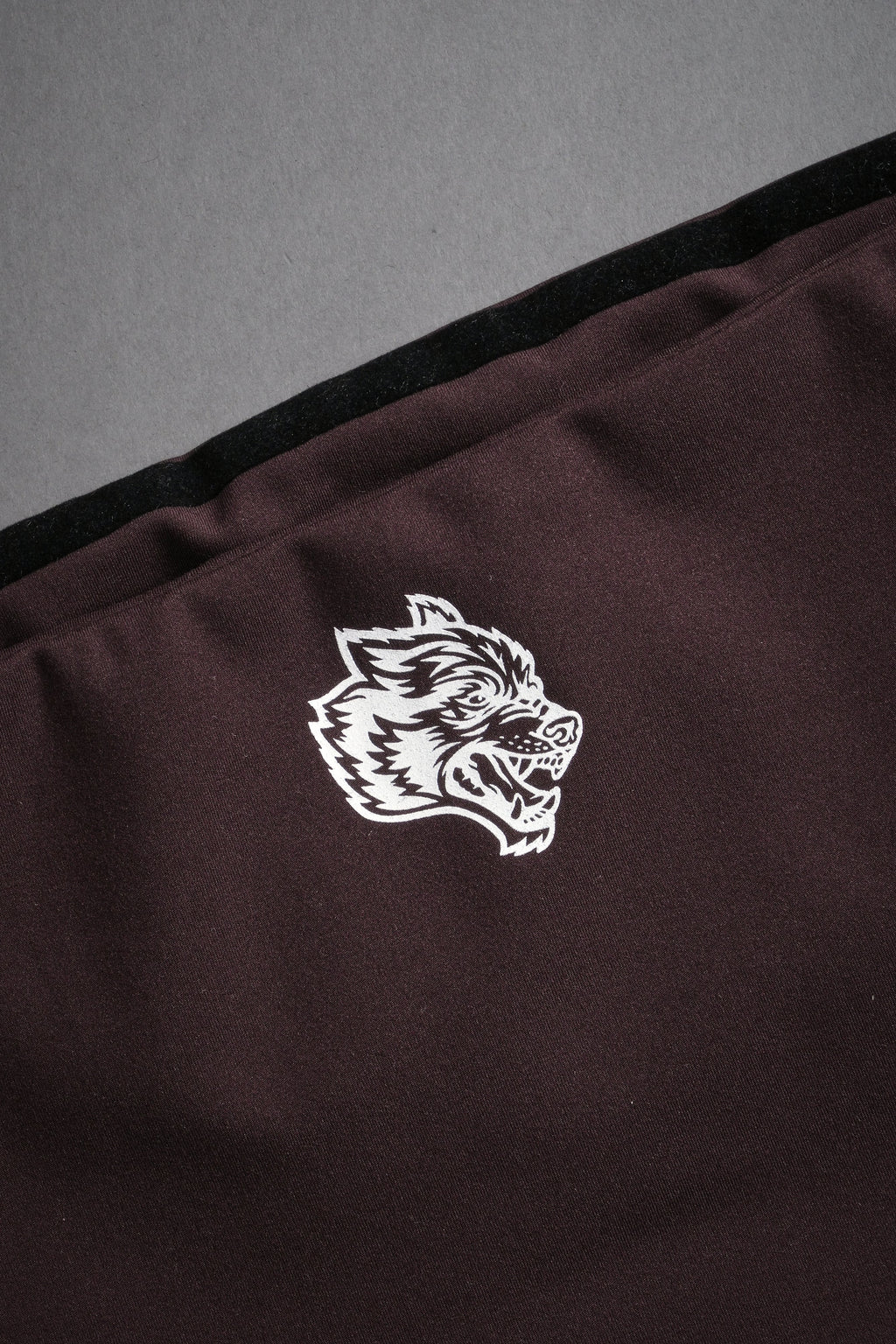 Single Wolf "Nova" Longline Bandeau Top in Darc Garnet — imagem 6