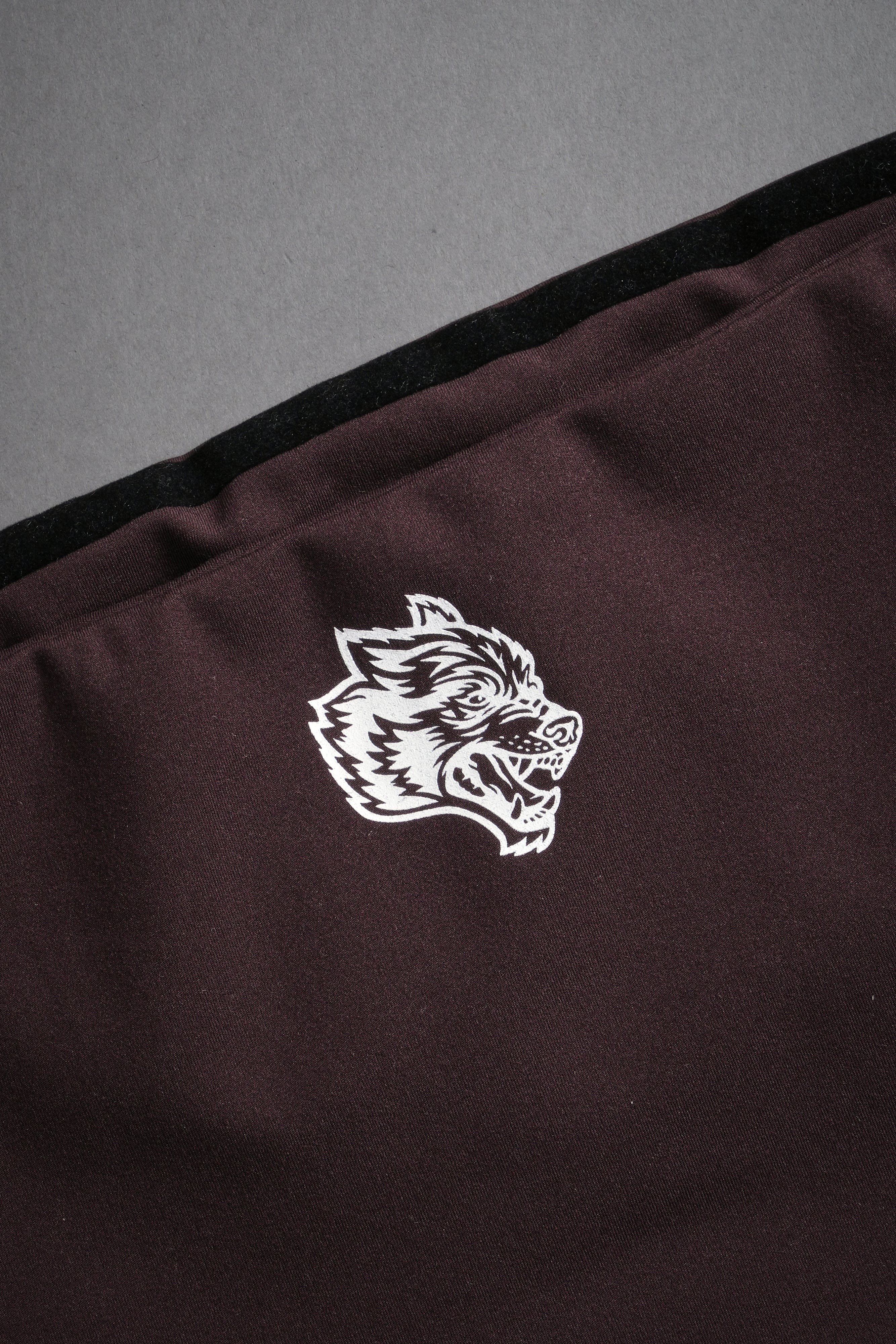 Single Wolf "Nova" Longline Bandeau Top in Darc Garnet — imagem 6