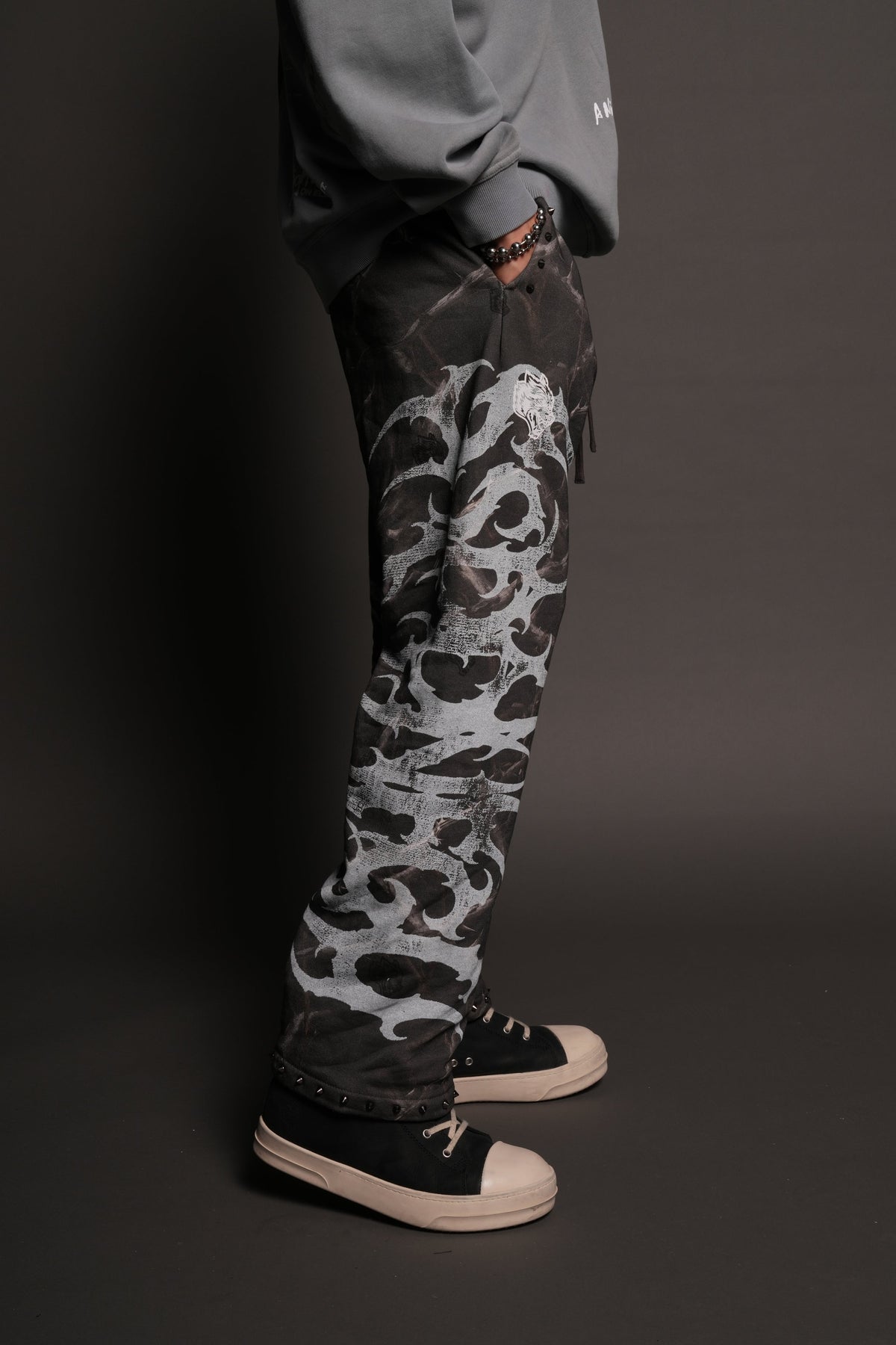 Ssddnfgu Bigelow Sweat Pants In Darc Thorns