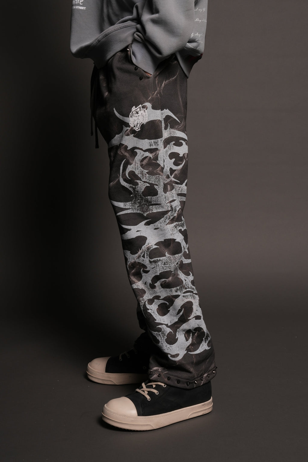 Ssddnfgu Bigelow Sweat Pants In Darc Thorns