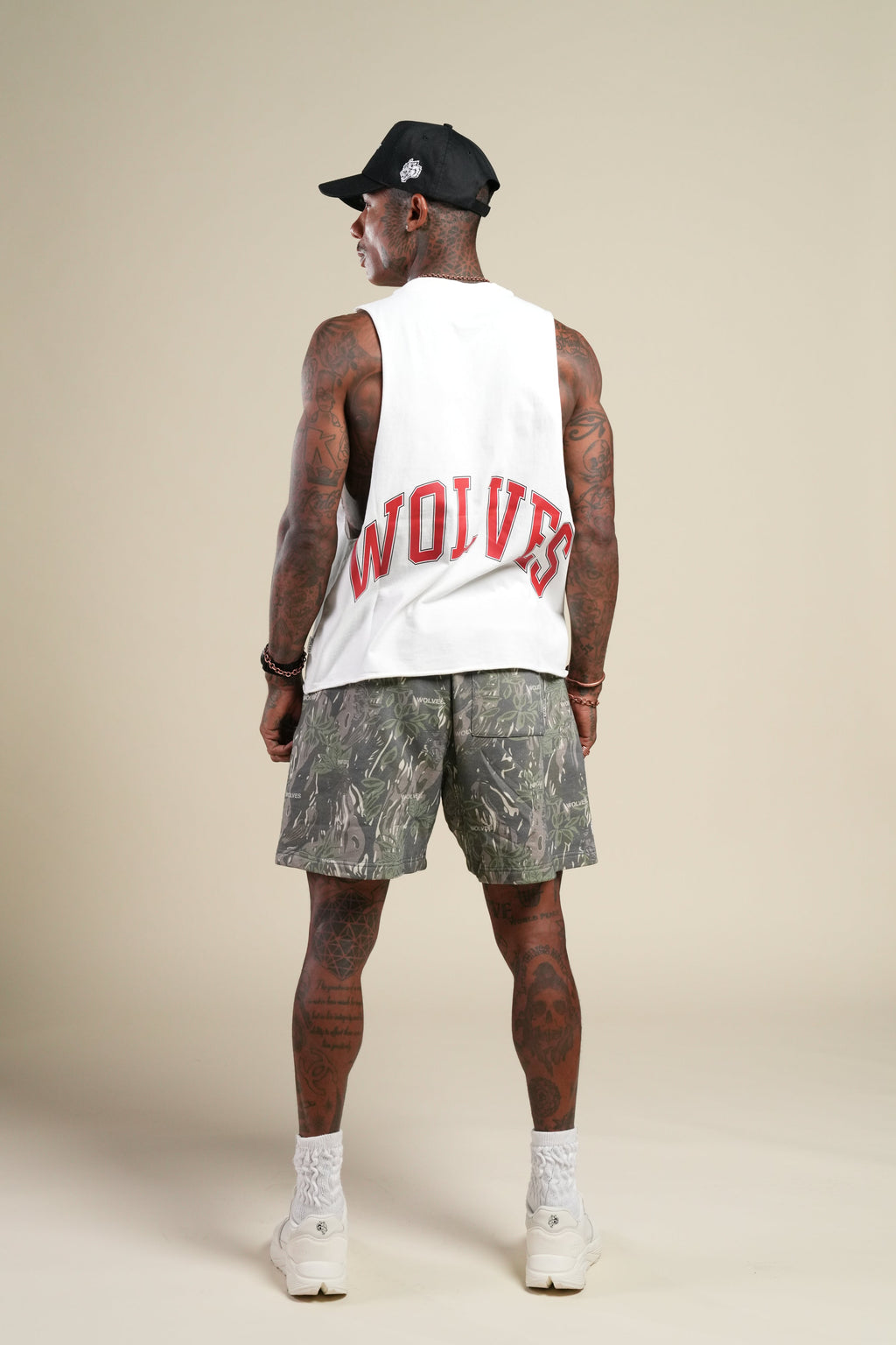 Loyalty Forever Grunge Raw Cropped "Tommy" Muscle Tee  in Cream — imagem 13