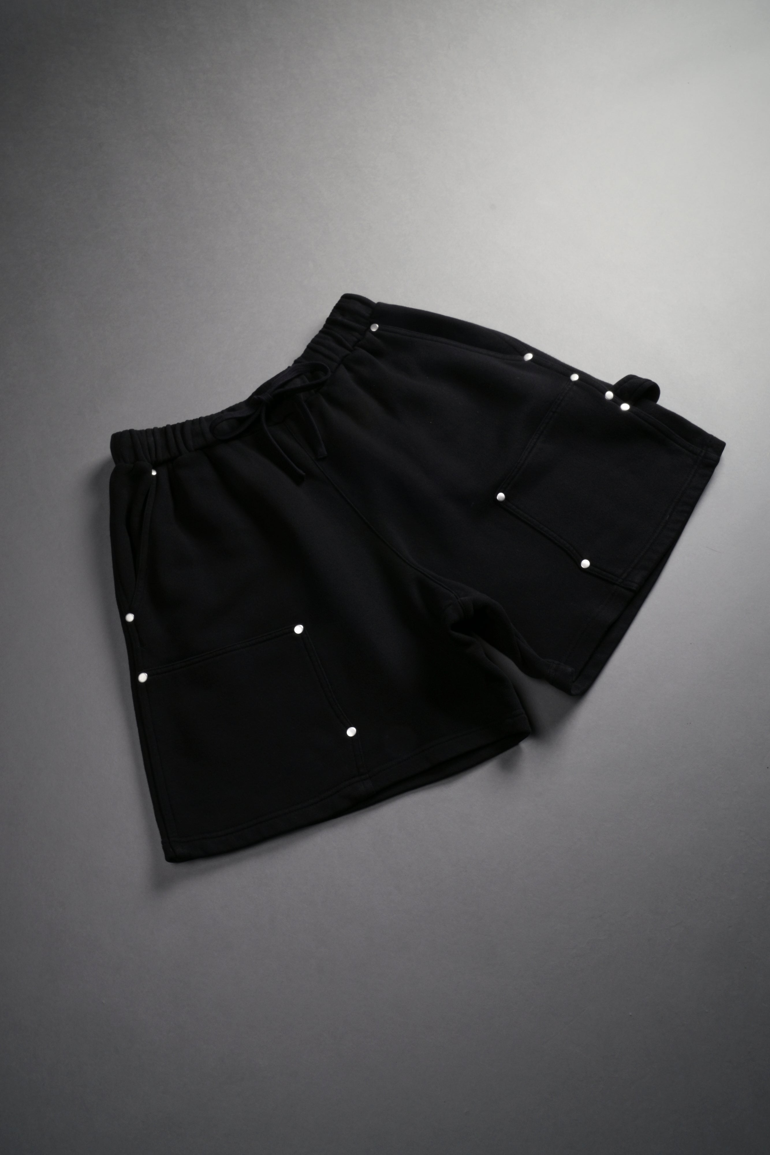 NFGU Forever Rivet Fleece Shorts in Black — imagem 4