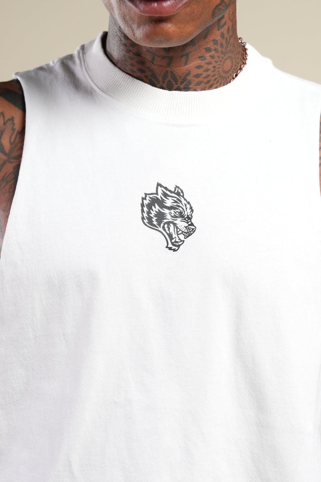 Loyalty Forever Grunge Raw Cropped "Tommy" Muscle Tee  in Cream — imagem 14
