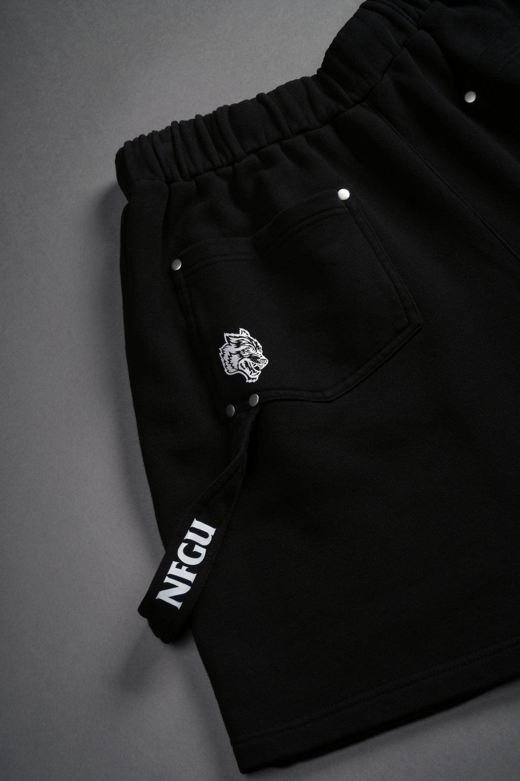 NFGU Forever Rivet Fleece Shorts in Black — imagem 5