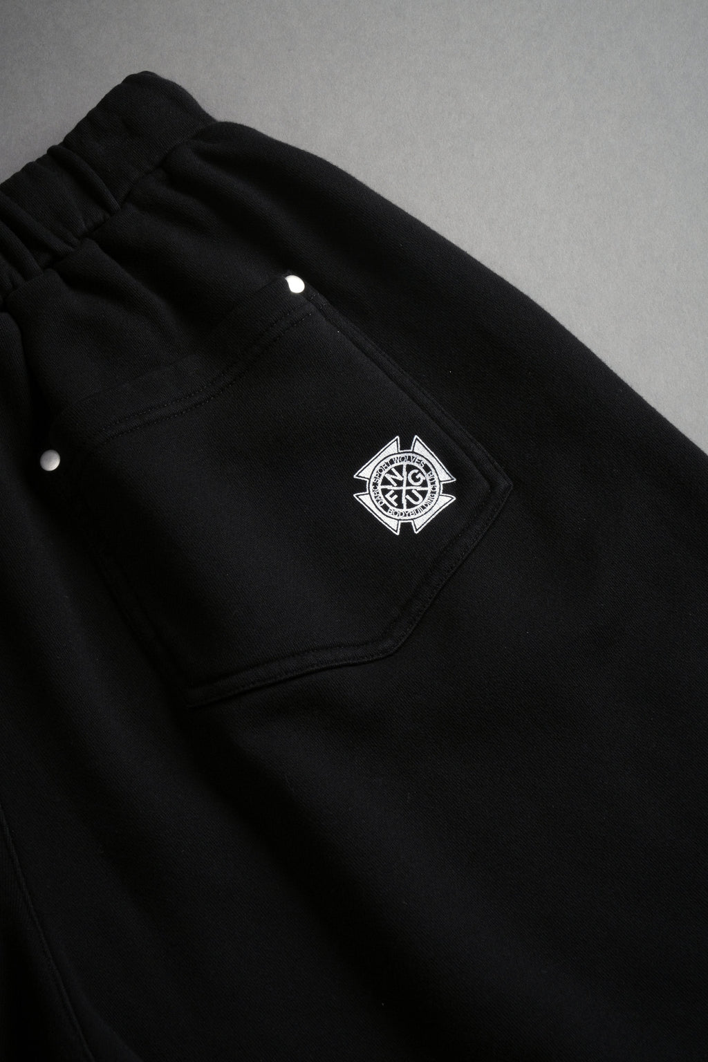 NFGU Forever Rivet Fleece Shorts in Black — imagem 6