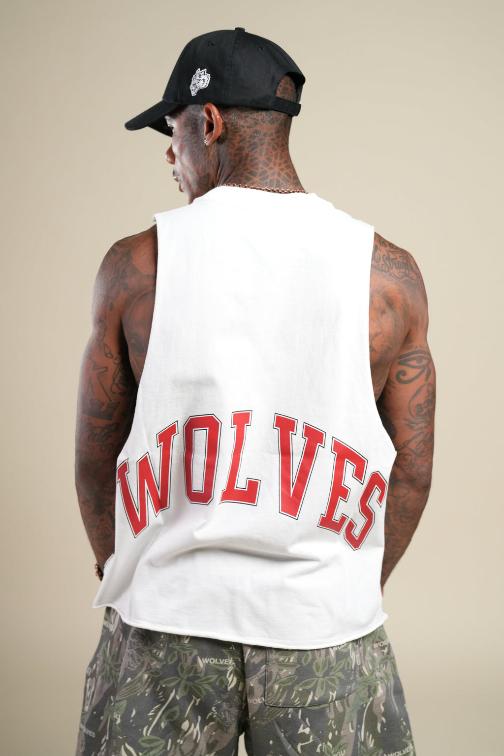 Loyalty Forever Grunge Raw Cropped "Tommy" Muscle Tee  in Cream — imagem 11