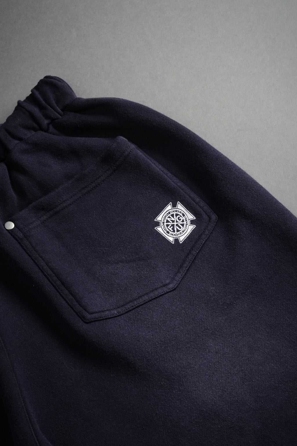 NFGU Forever Rivet Fleece Shorts in Nightshade Sun Fade — imagem 7