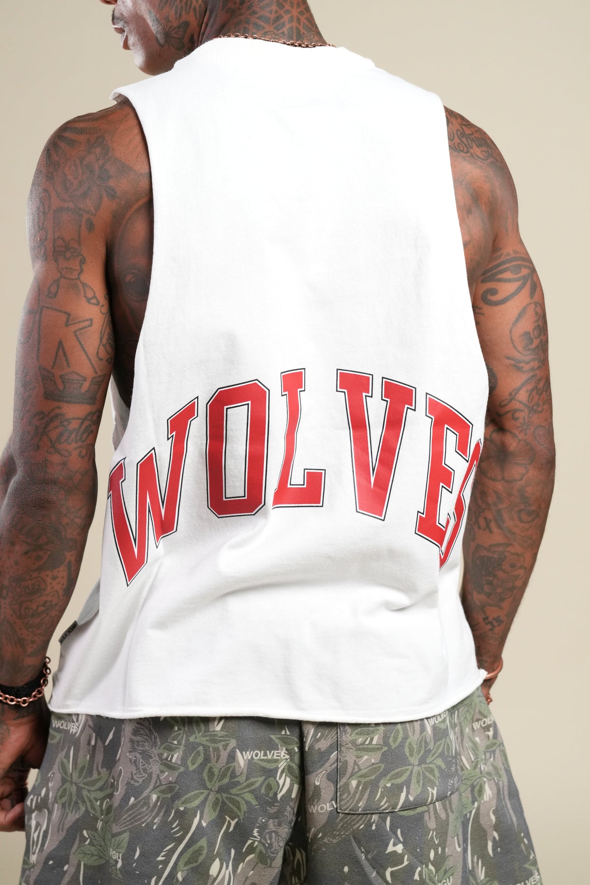 Loyalty Forever Grunge Raw Cropped "Tommy" Muscle Tee  in Cream — imagem 15