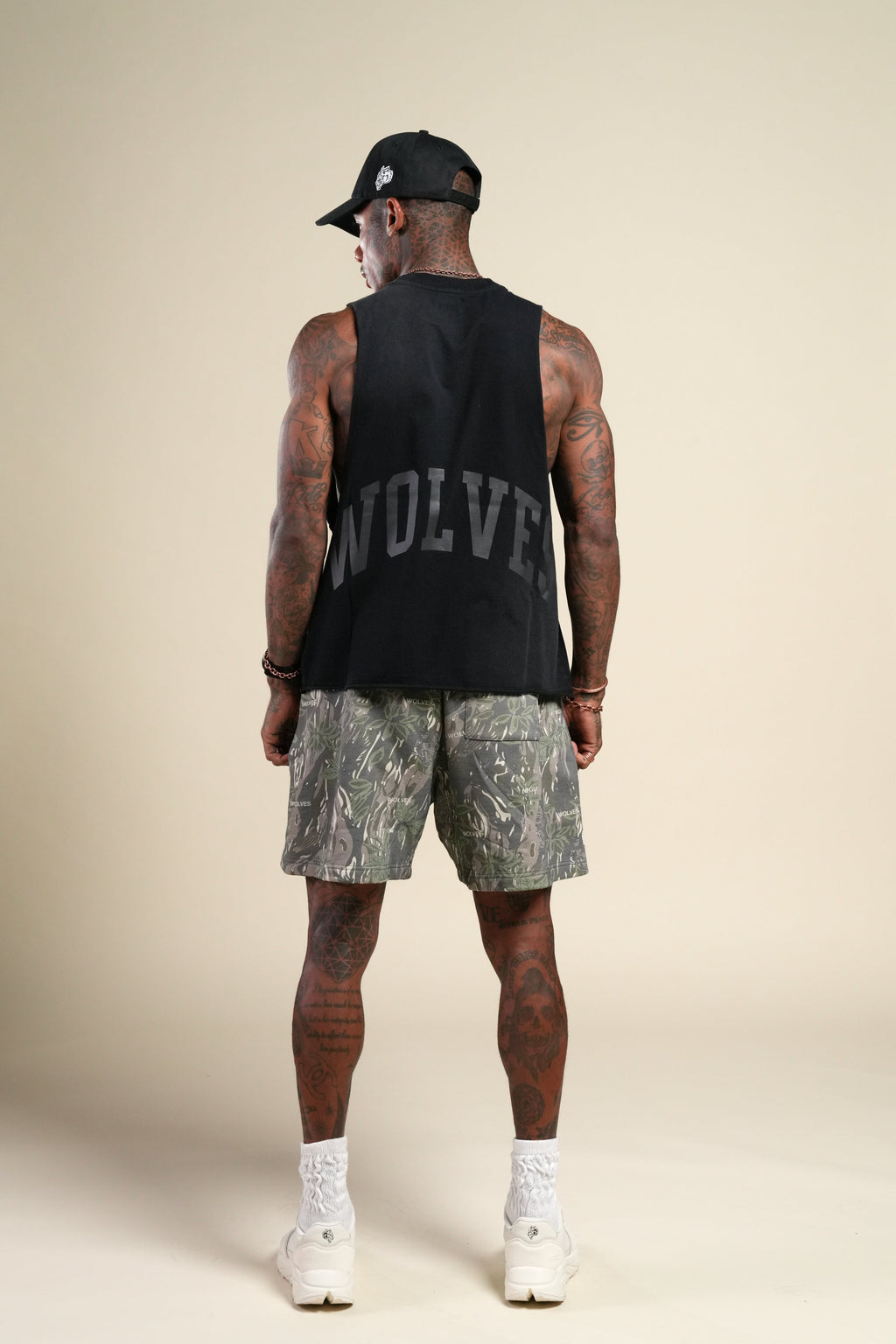 Loyalty Forever Grunge Raw Cropped "Tommy" Muscle Tee  in Black Sun Fade/Black — imagem 14