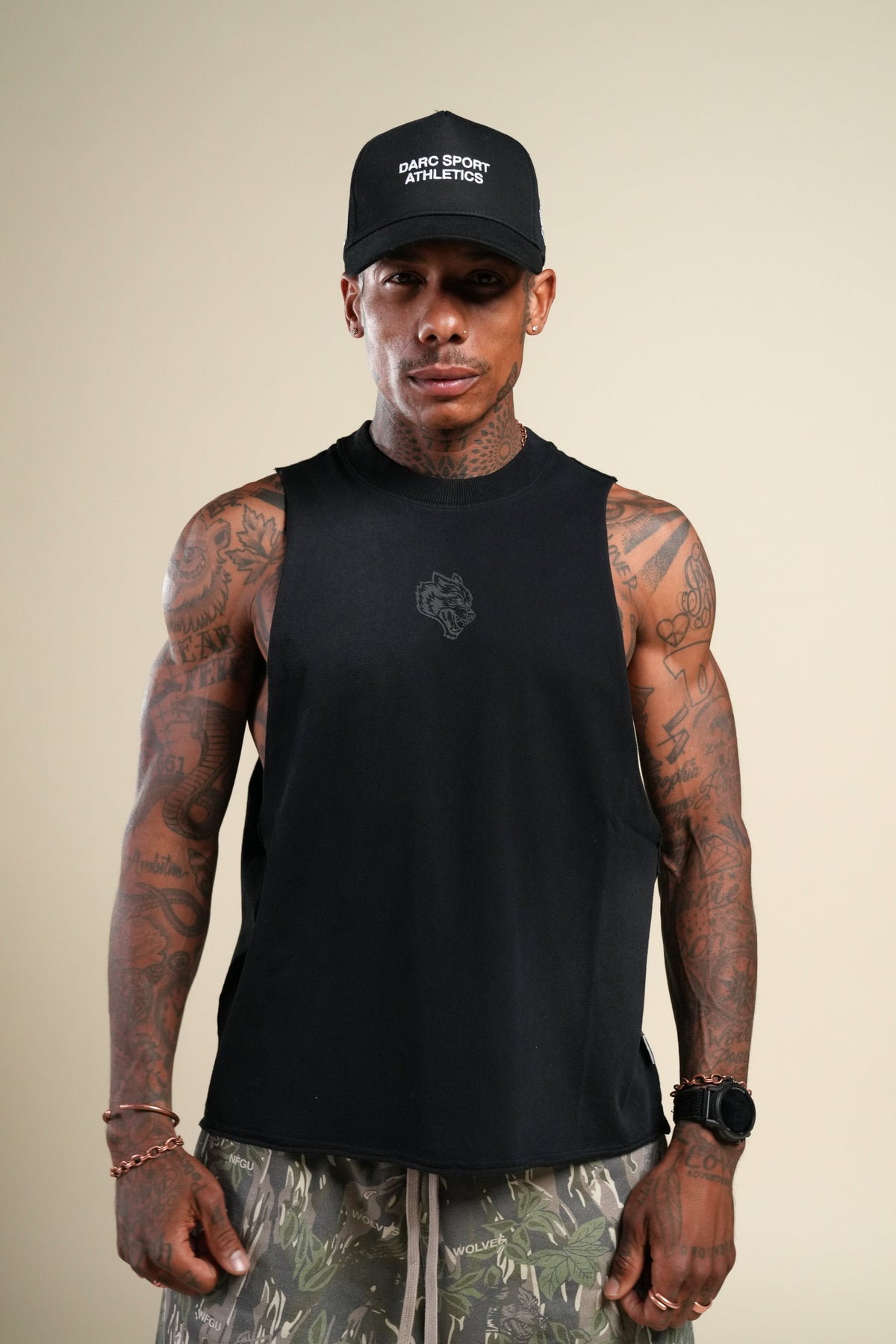 Loyalty Forever Grunge Raw Cropped "Tommy" Muscle Tee  in Black Sun Fade/Black — imagem 10