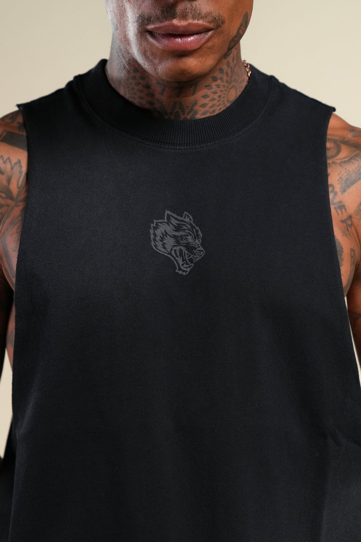 Loyalty Forever Grunge Raw Cropped "Tommy" Muscle Tee  in Black Sun Fade/Black — imagem 15