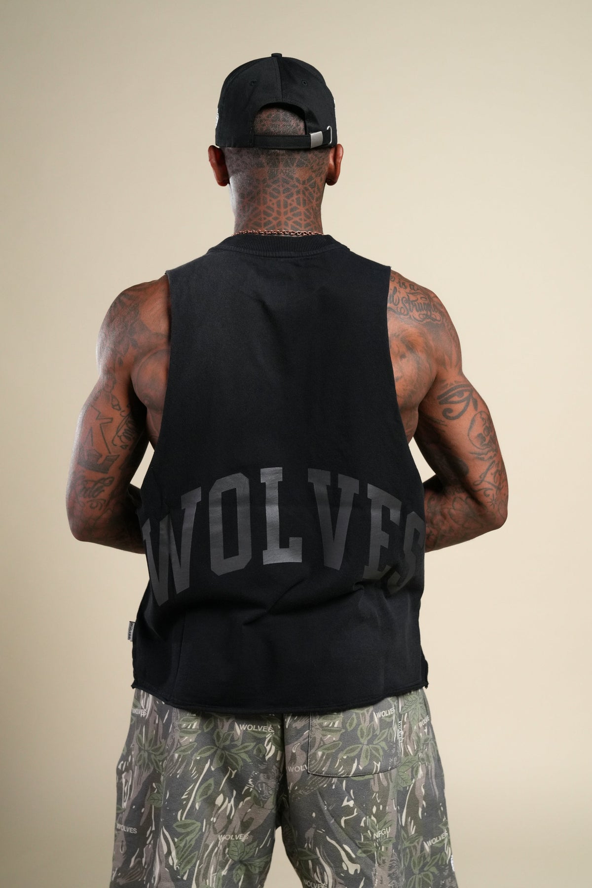 Loyalty Forever Grunge Raw Cropped "Tommy" Muscle Tee  in Black Sun Fade/Black — imagem 11