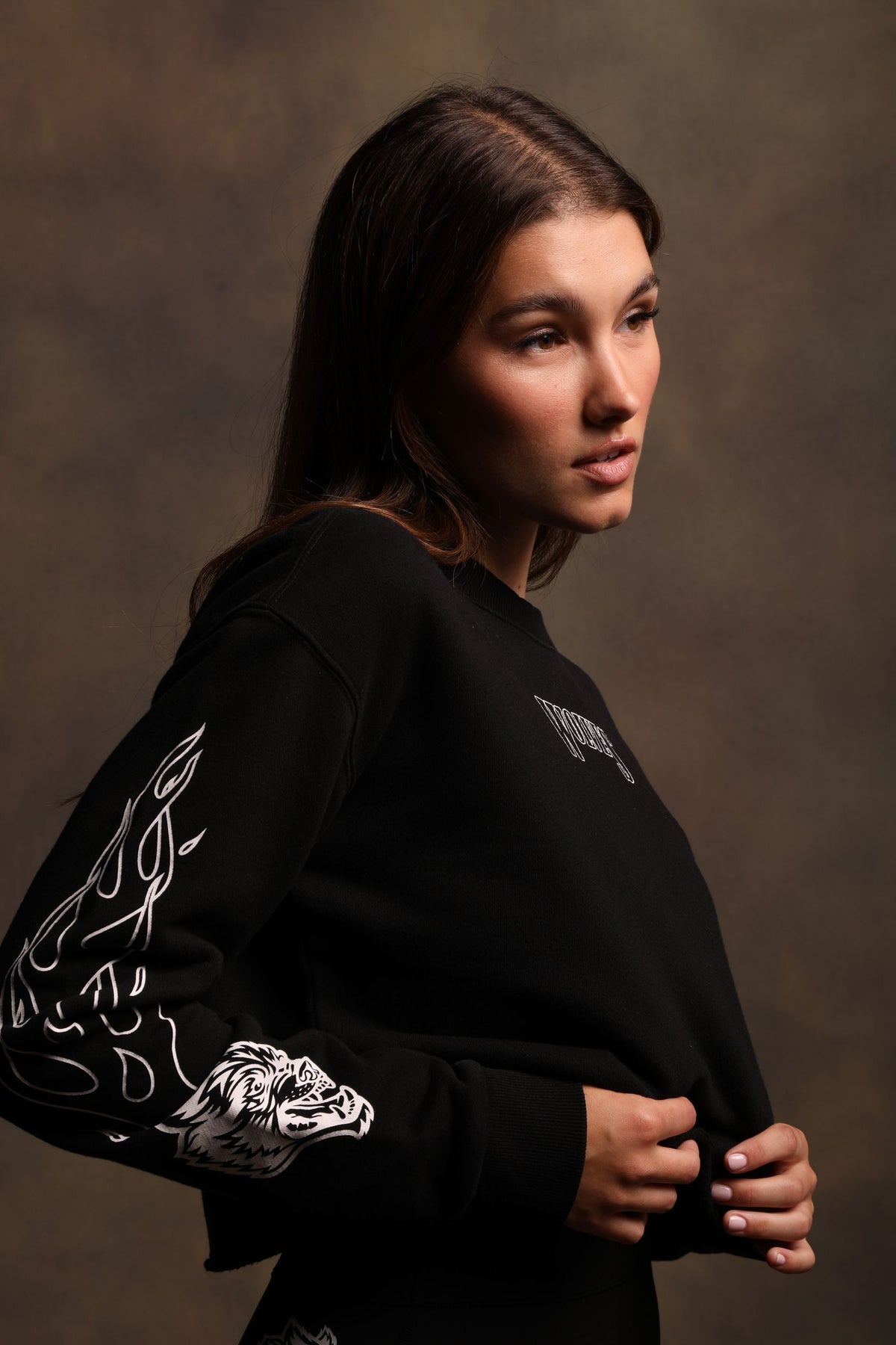 Eternal Flame Raglan (Cropped) Crewneck in Black - imagem 7