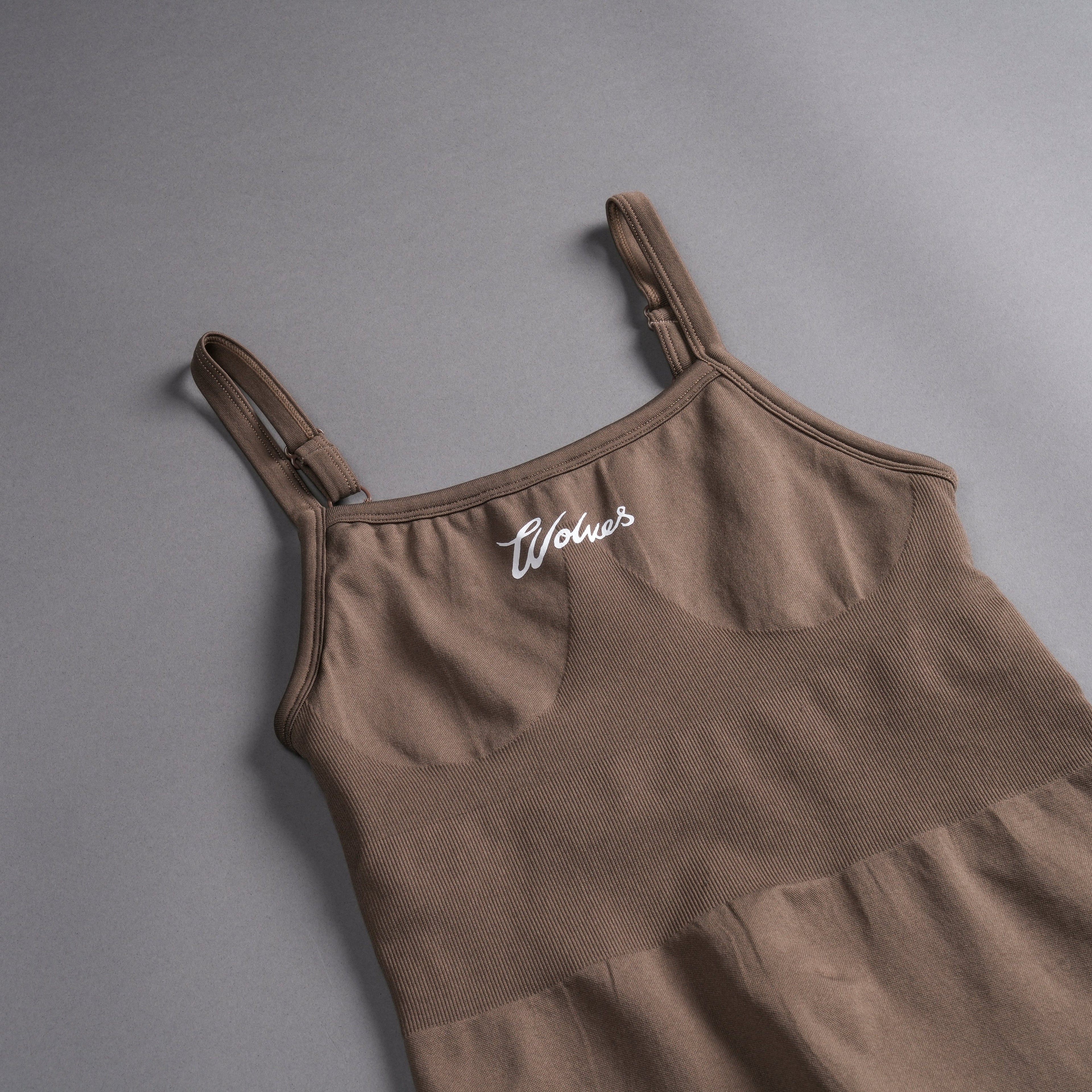 Western Wolves Sonya Seamless Bodysuit in Mojave Brown — imagem 9