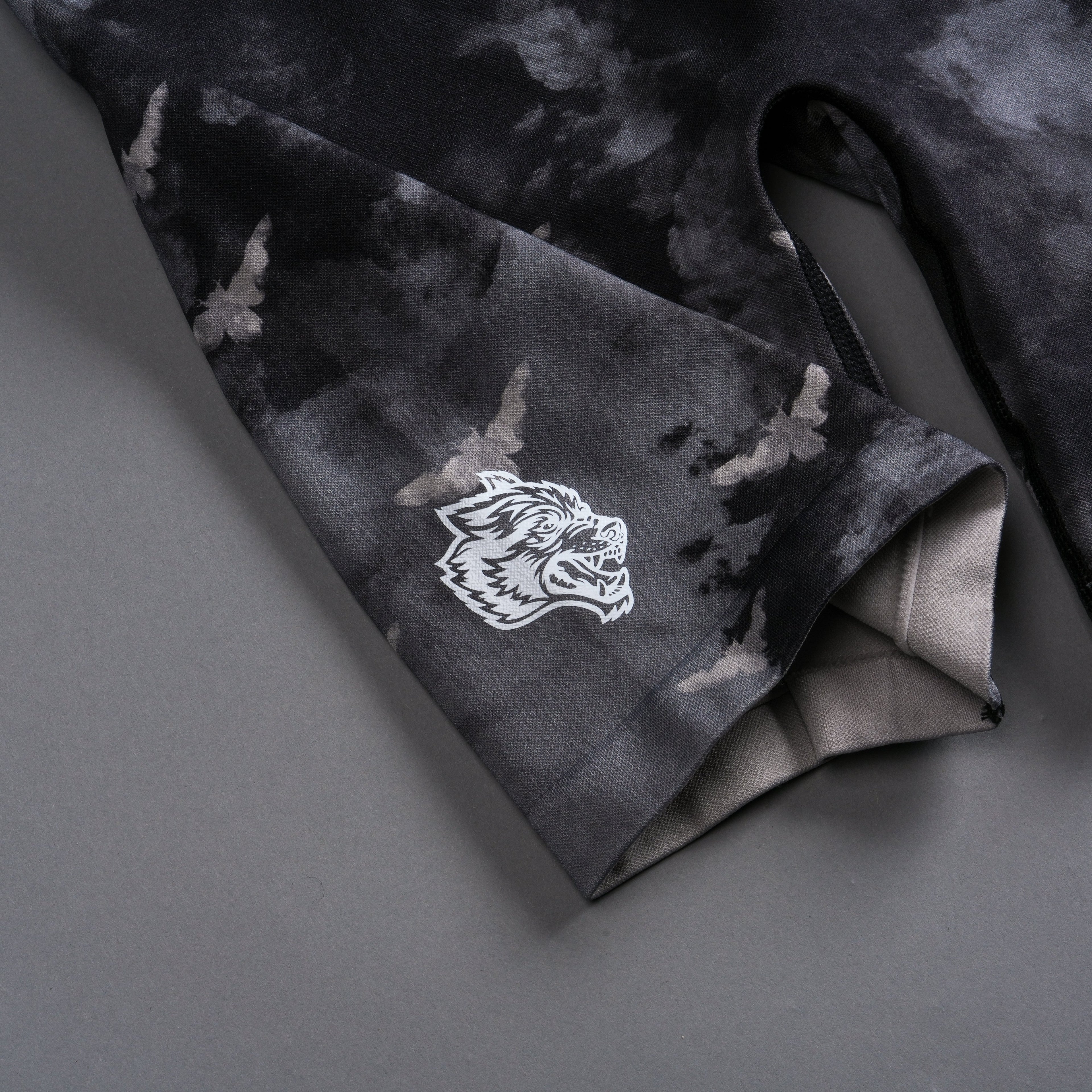 Stairs Sierra Seamless Bodysuit in Black Death Moth Ghost Clouds — imagem 10