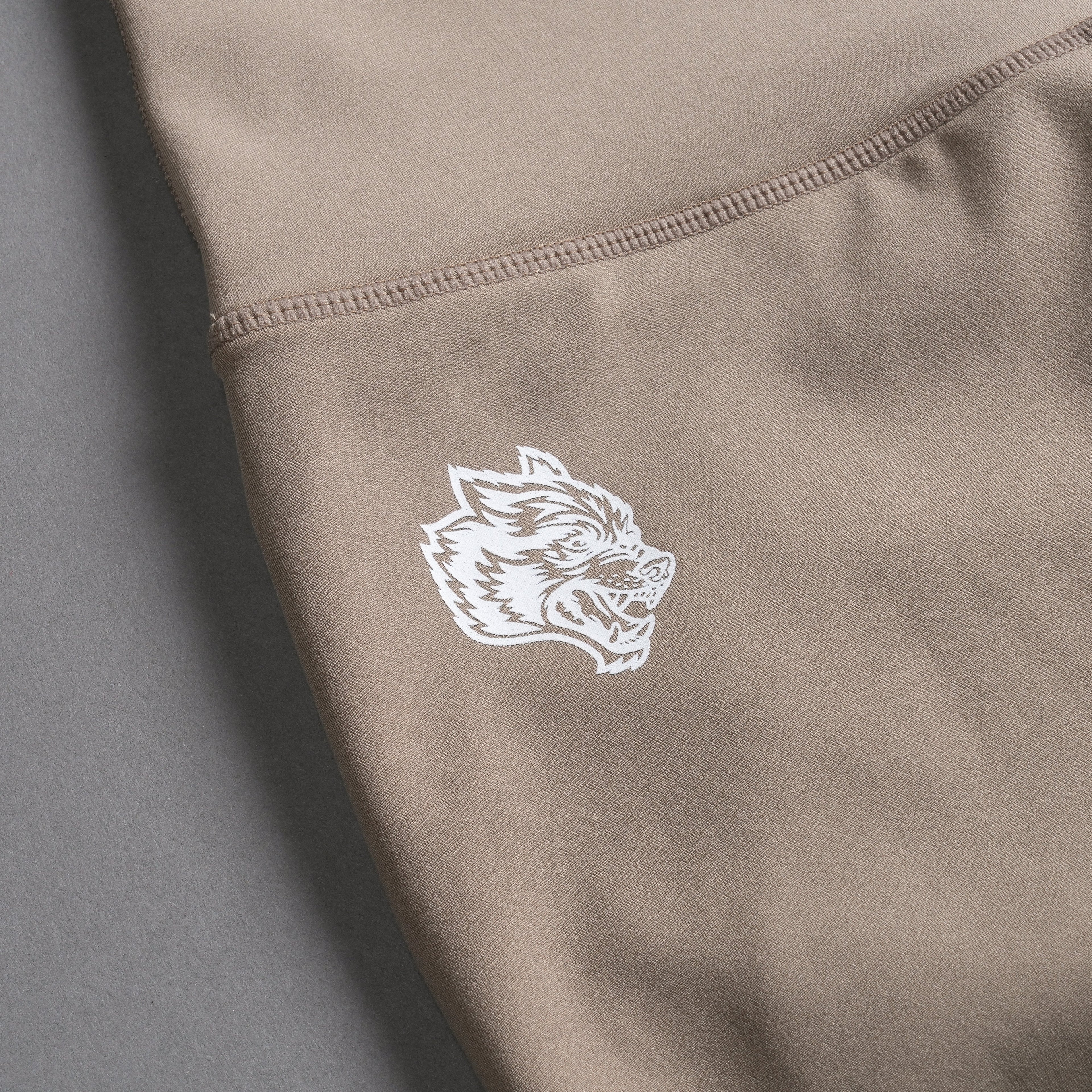 Loyalty V3 "Energy" Pump Shorts in Taupe — imagem 13