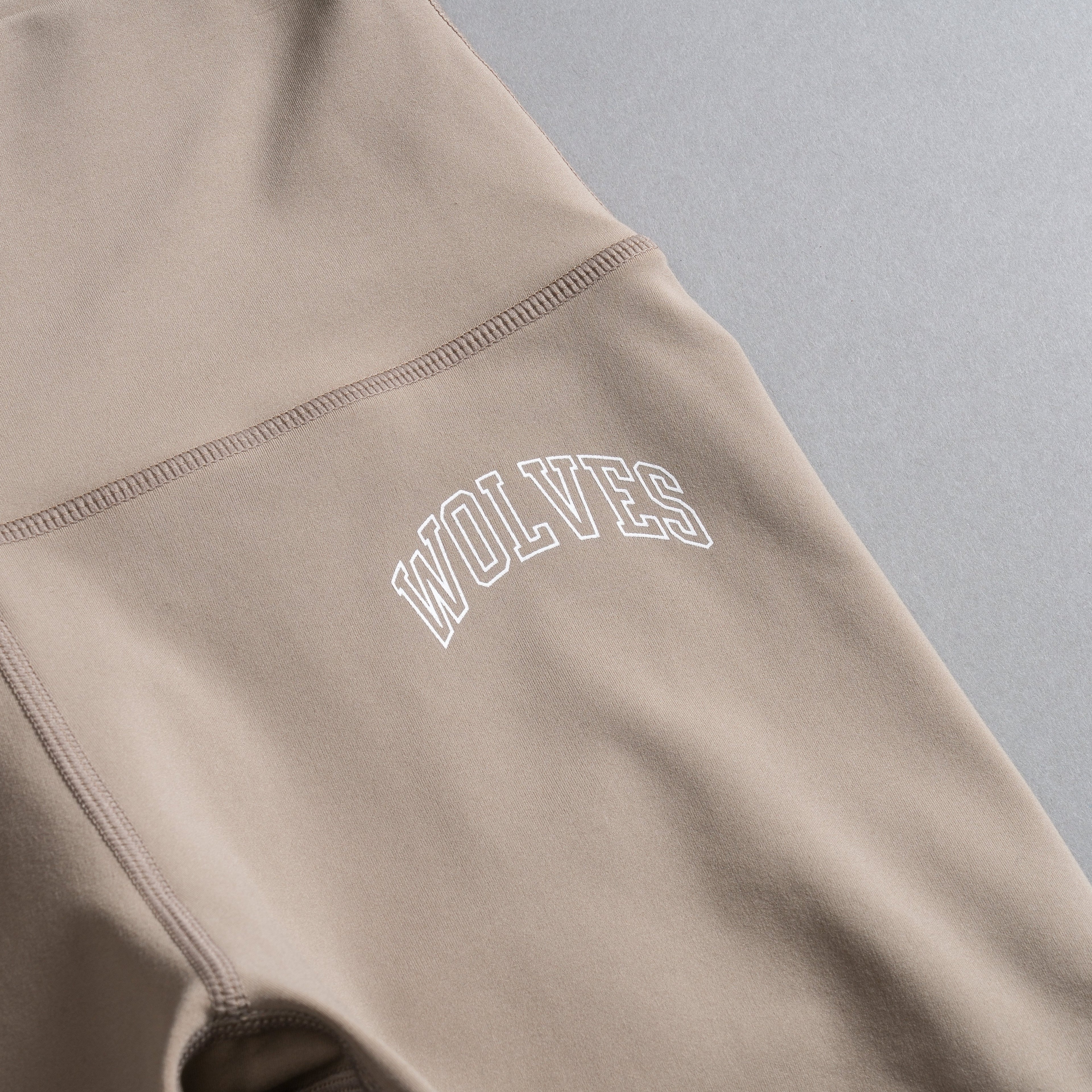 Loyalty V3 "Energy" Pump Shorts in Taupe — imagem 14