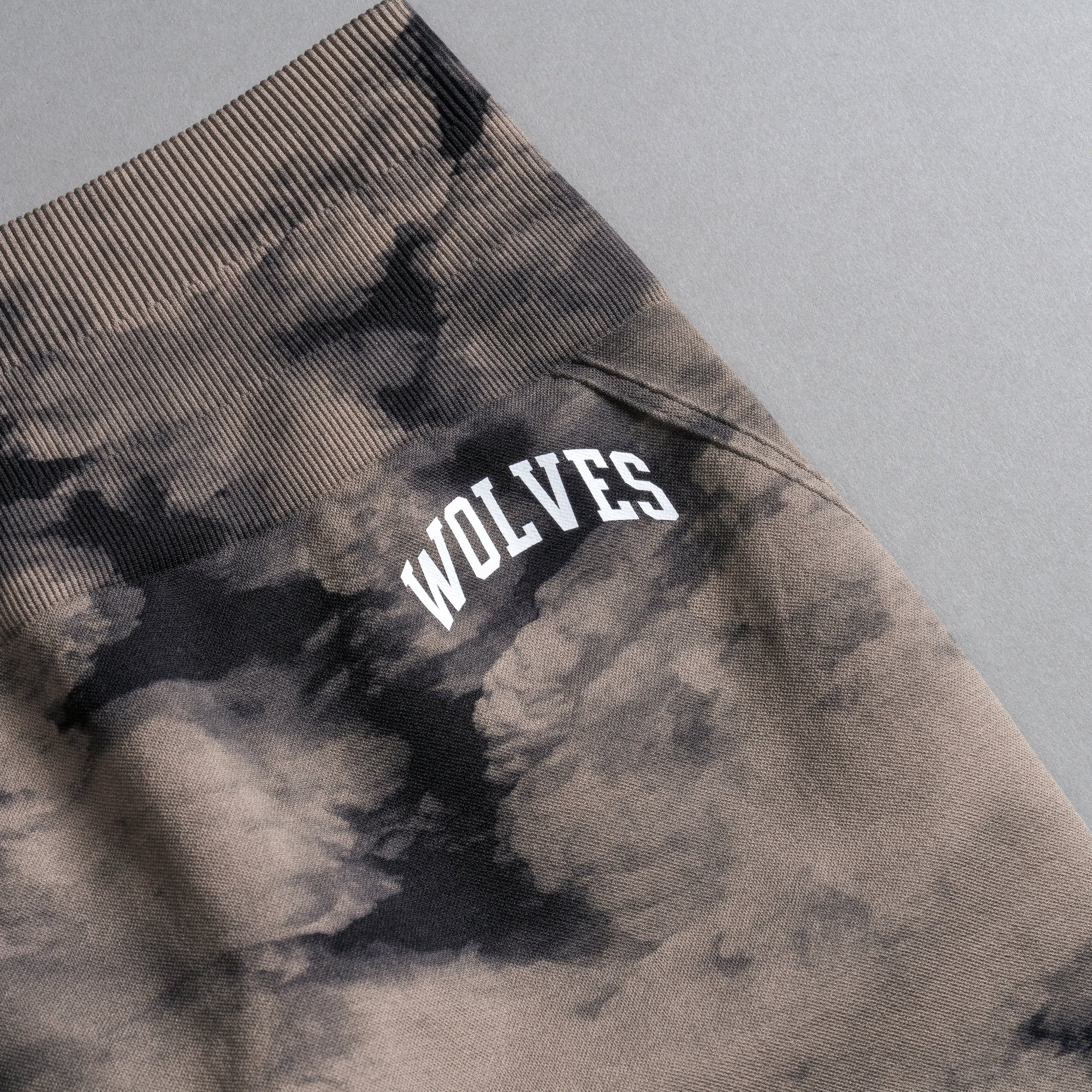 Loyalty Everson Seamless "Huxley" Shorts in Taupe Ghost Clouds — imagem 8