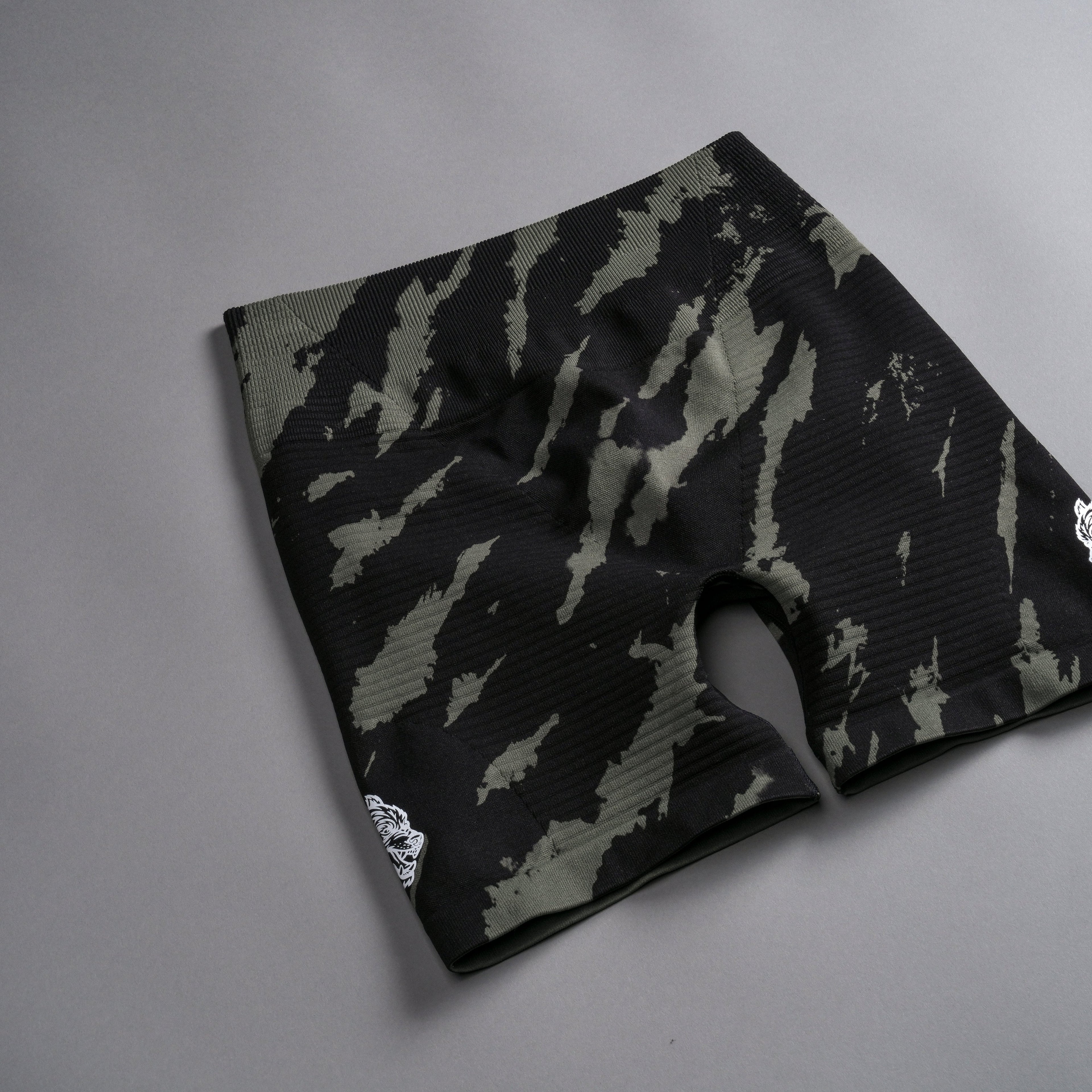 Wolves Forever Everson Seamless "Valencourt" Shorts in Pine Green/Black Native Camo — imagem 8