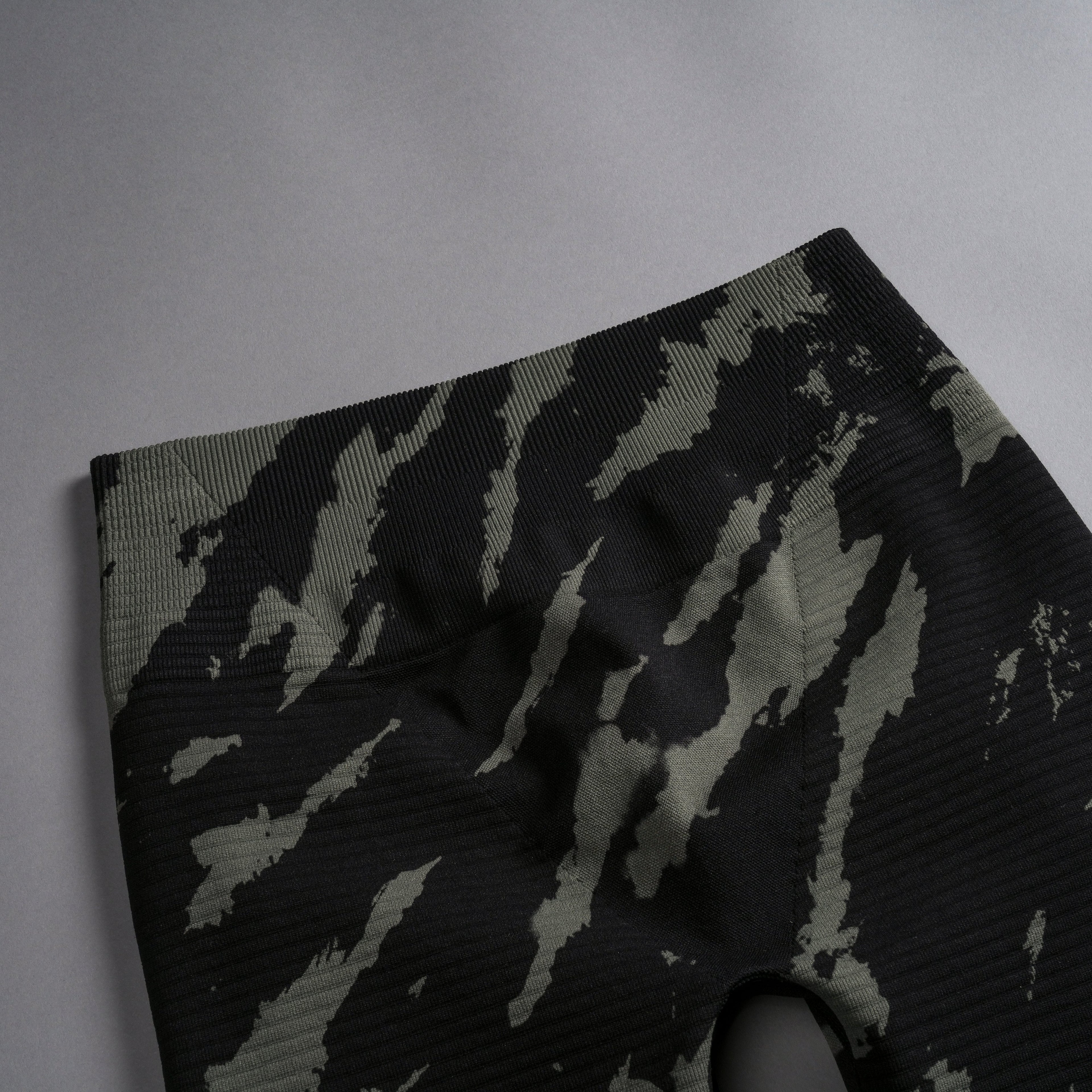 Wolves Forever Everson Seamless "Valencourt" Shorts in Pine Green/Black Native Camo — imagem 9