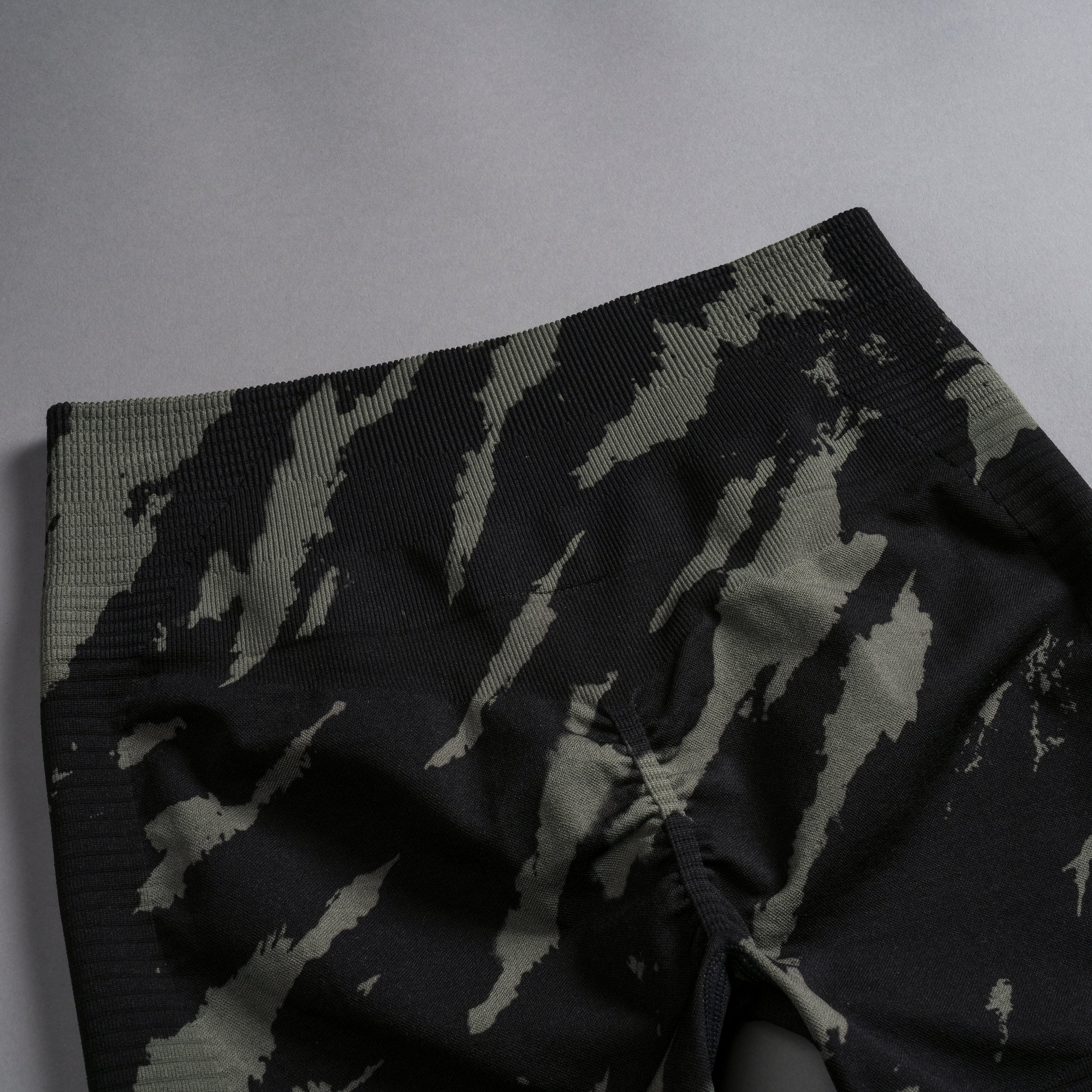 Wolves Forever Everson Seamless "Valencourt" Shorts in Pine Green/Black Native Camo — imagem 10