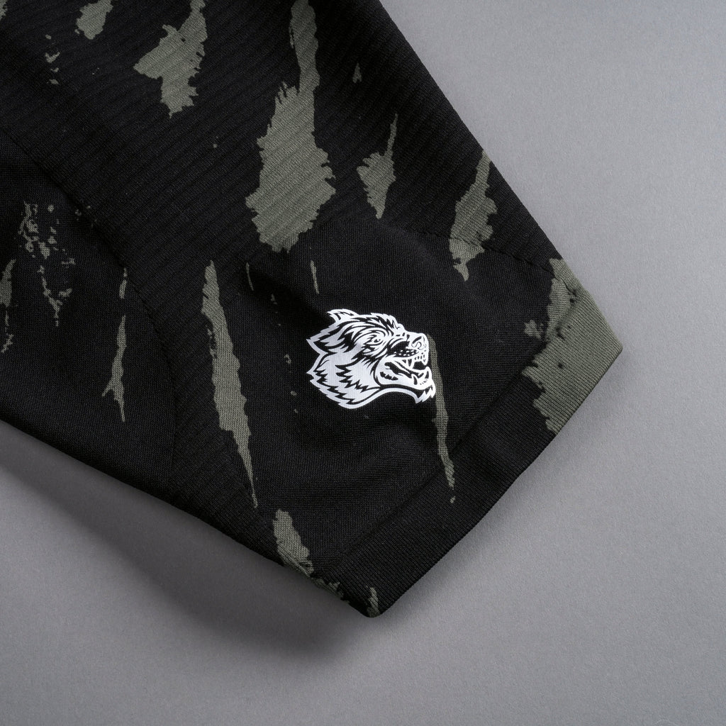 Wolves Forever Everson Seamless "Valencourt" Shorts in Pine Green/Black Native Camo — imagem 11