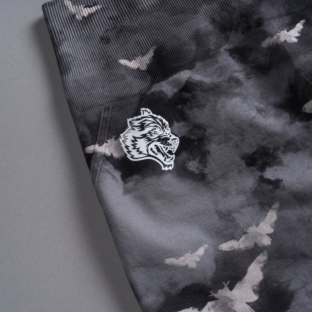 Never Forgotten Everson Seamless "Huxley" Shorts in Black Death Moth Ghost Clouds - imagem 9
