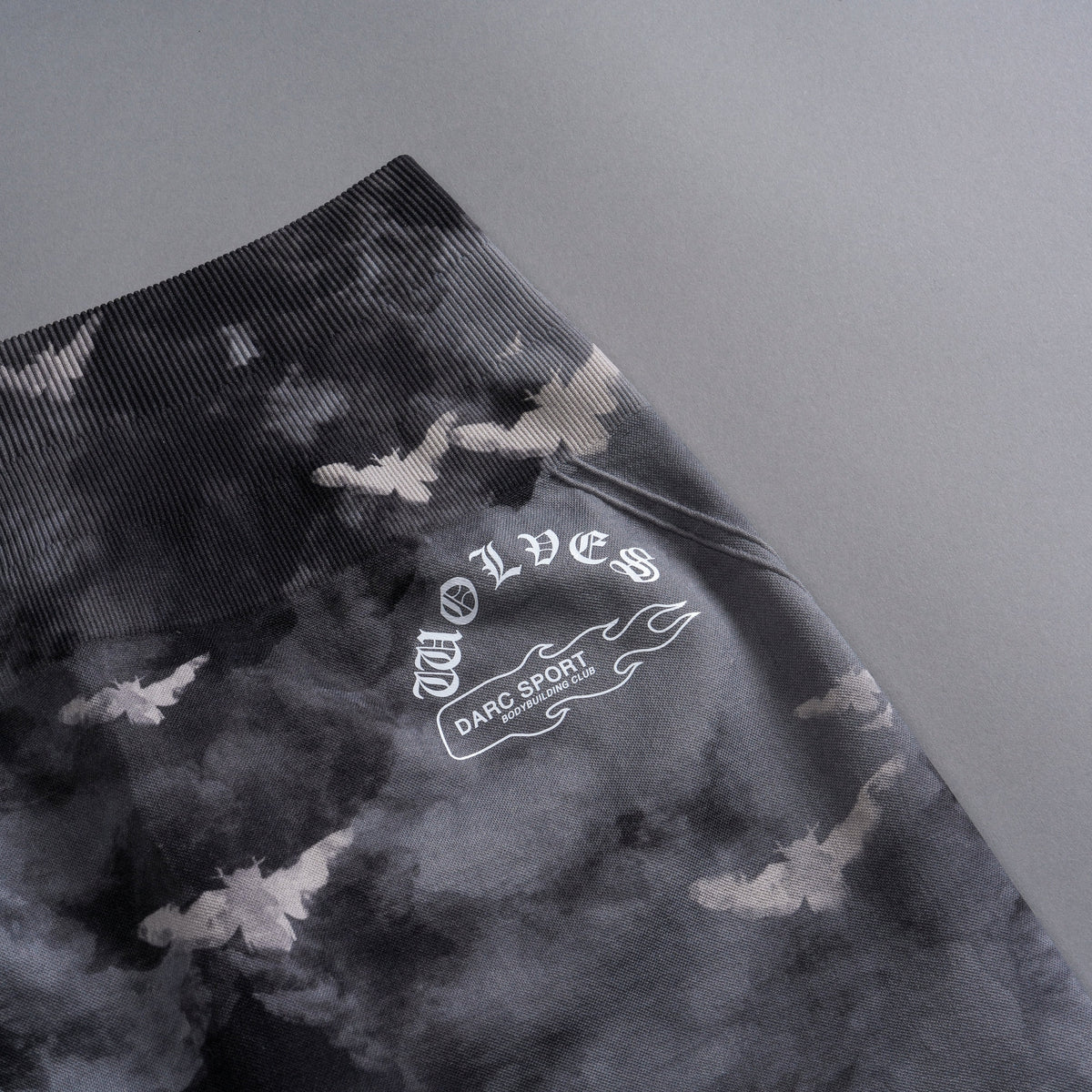 Never Forgotten Everson Seamless "Huxley" Shorts in Black Death Moth Ghost Clouds - imagem 10