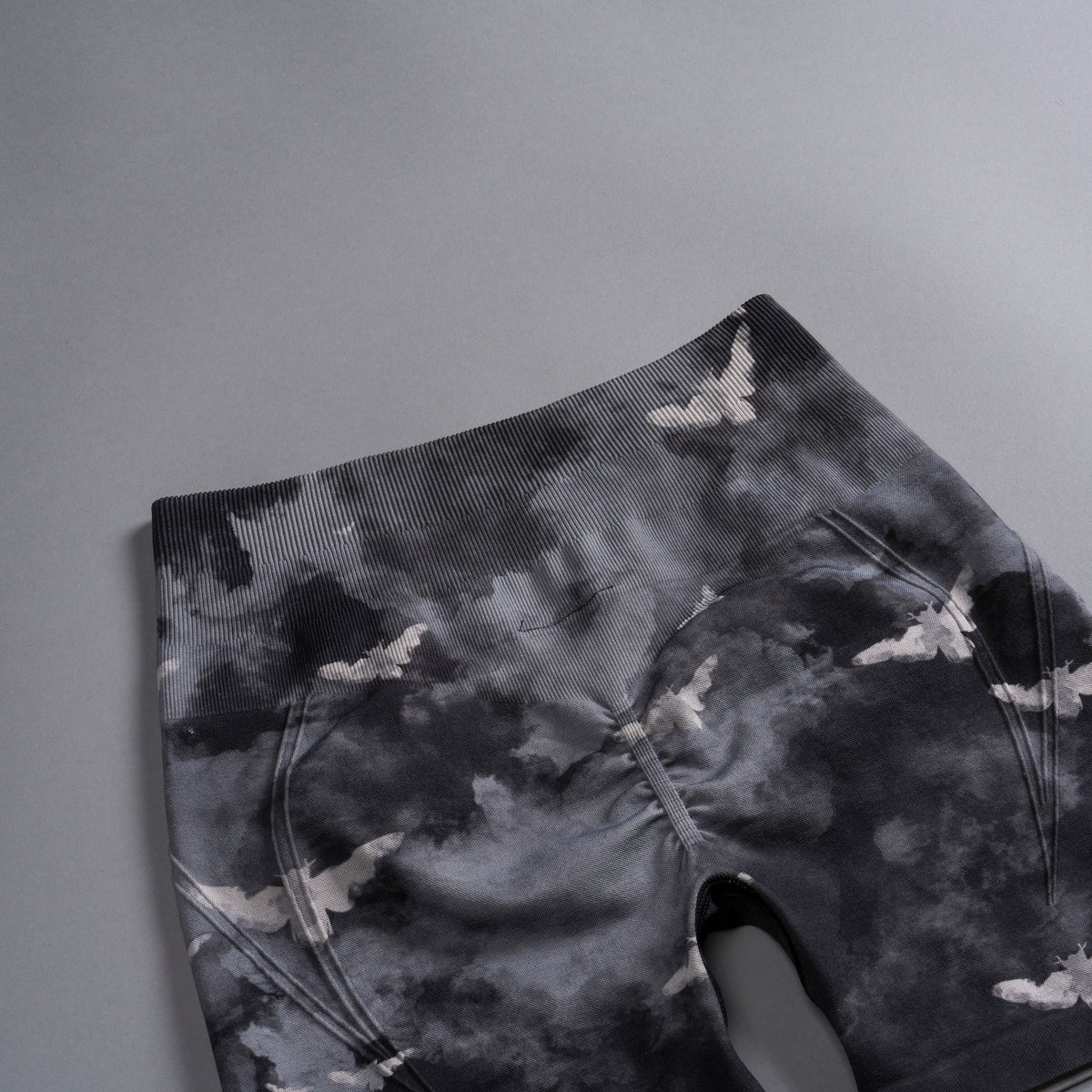 Never Forgotten Everson Seamless "Huxley" Shorts in Black Death Moth Ghost Clouds - imagem 11
