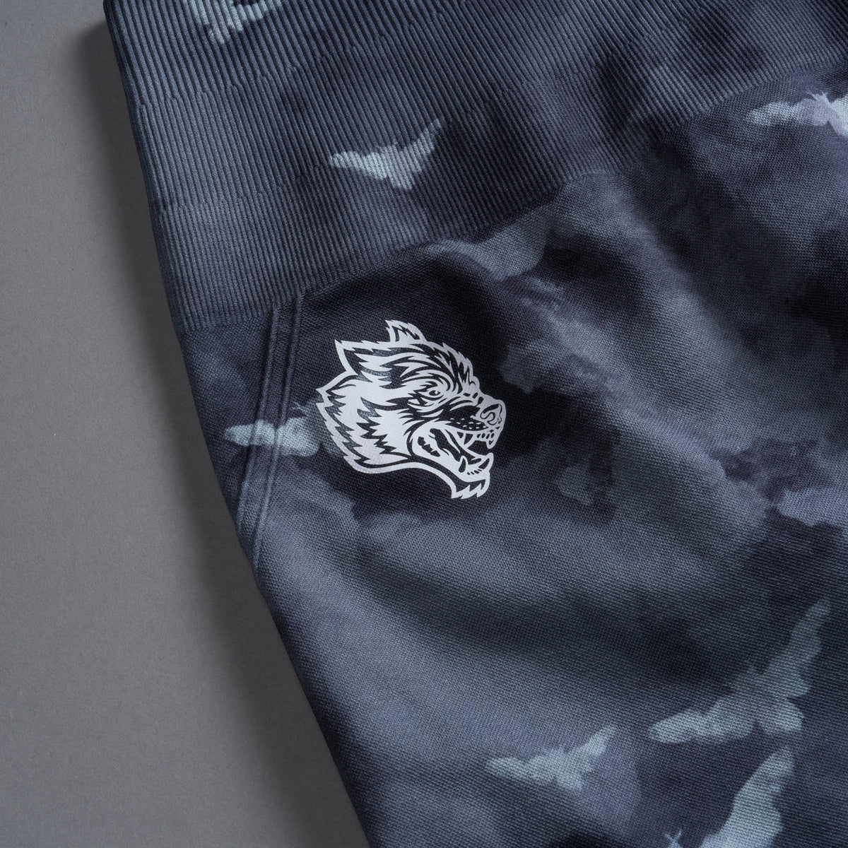 Never Forgotten Everson Seamless "Huxley" Shorts in Blue Lagoon Death Moth Ghost Clouds - imagem 8