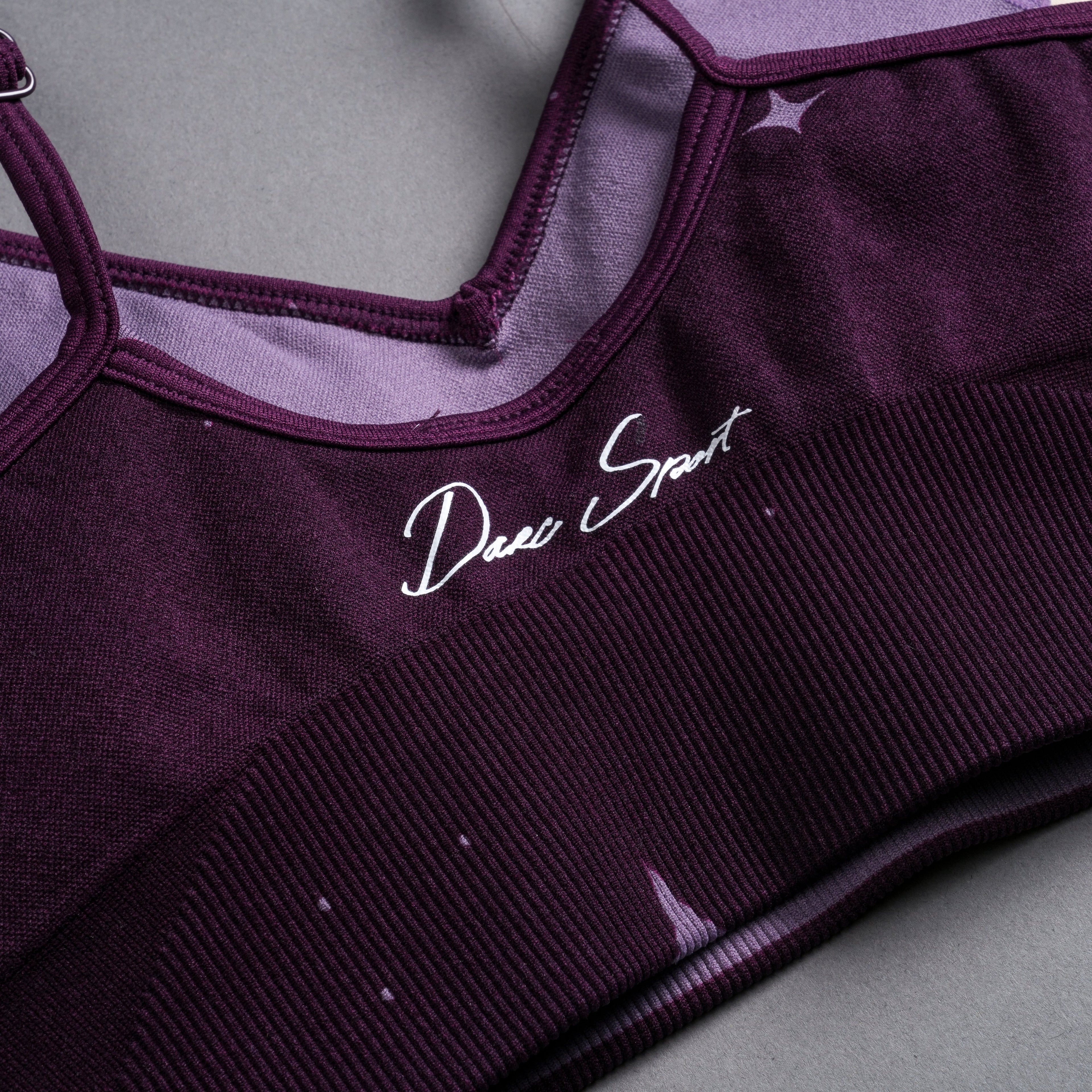 Dual Darc Script"Everson Seamless" Sports Bra in Plum Starry Night — imagem 12